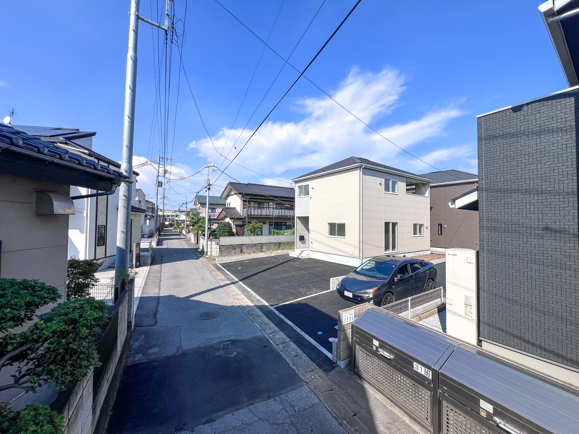 宇都宮市東峰町の新築一戸建の前面道路含む現地写真|閑静な住宅地で子育て家族にピッタリ。毎日のお散歩も快適な緑に恵まれたエリアで、自然に包まれた穏やかな暮らしを実現するための、ゆとりある住環境が整っています。

