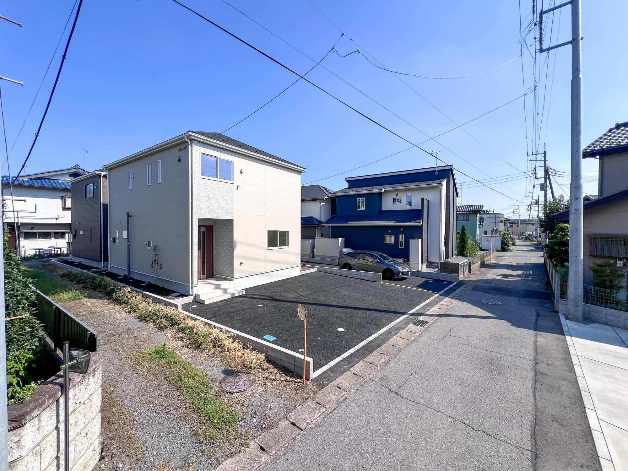 宇都宮市東峰町の新築一戸建の前面道路含む現地写真|低層の一戸建てを中心とした街並みが整然と続き、周辺は高い建物が建っていないので、採光や開放性に恵まれ、空が広く緑の多い閑静な趣を感じる環境です。

