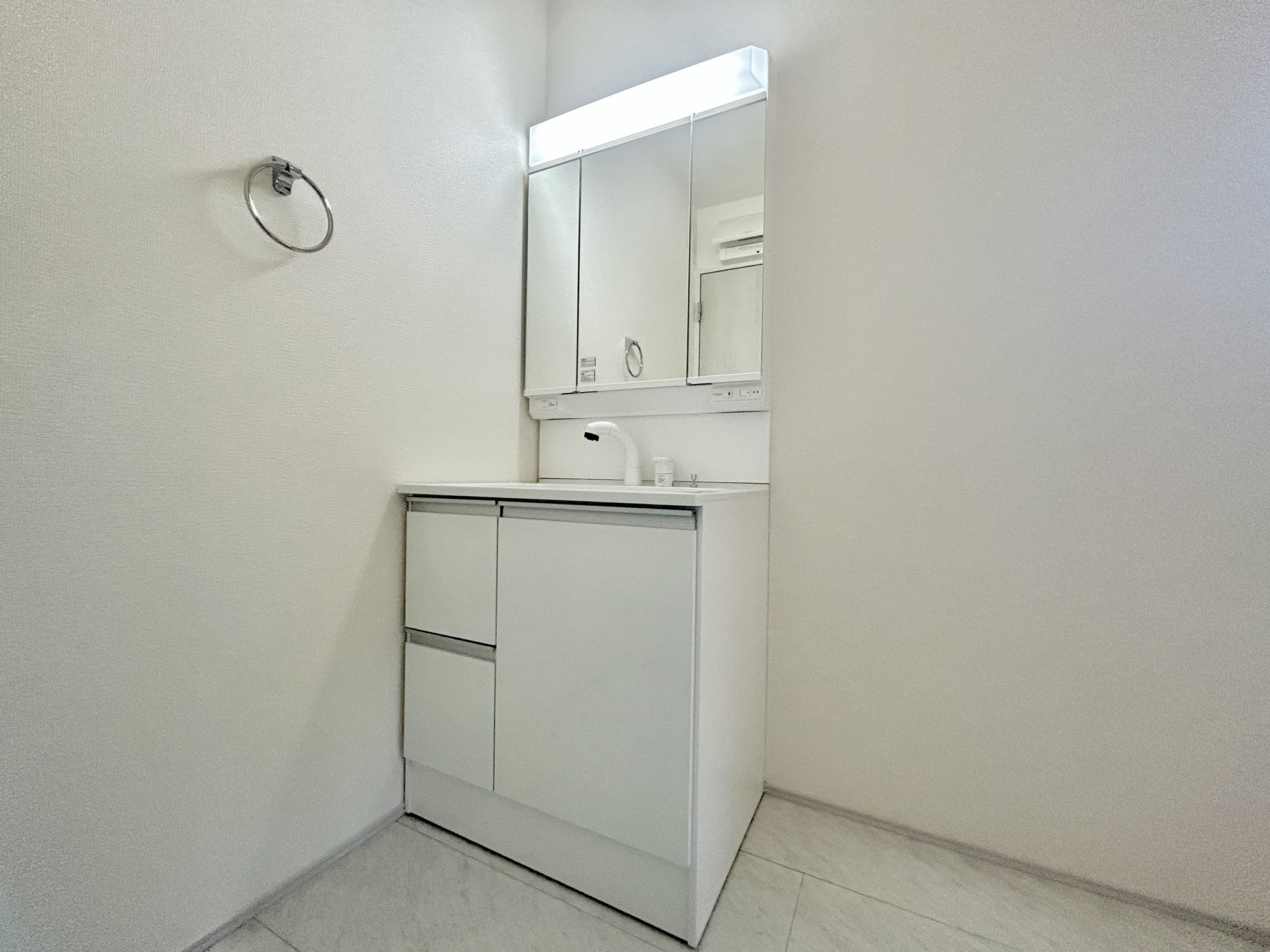 第17渋川金井　新築住宅全5棟の独立洗面台|広く、明るい洗面スペースで朝の身支度も快適に♪３面鏡で髪のセットやお化粧もストレスなくこなせ、鏡の裏にはたっぷりと収納スペースを標準装備！