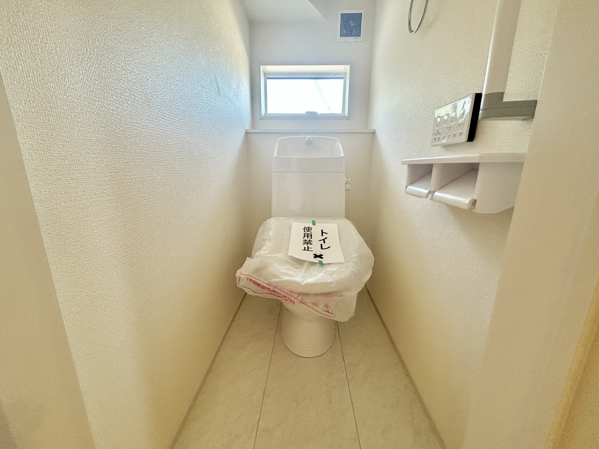 第17渋川金井　新築住宅全5棟のトイレ|節水型でエコなトイレには、今では当たり前の洗浄付き。便座を温める機能もついていて、居心地良くてトイレから出られなくなるかも！換気用に換気扇はもちろん、窓も着いているので常に快適ですね♪