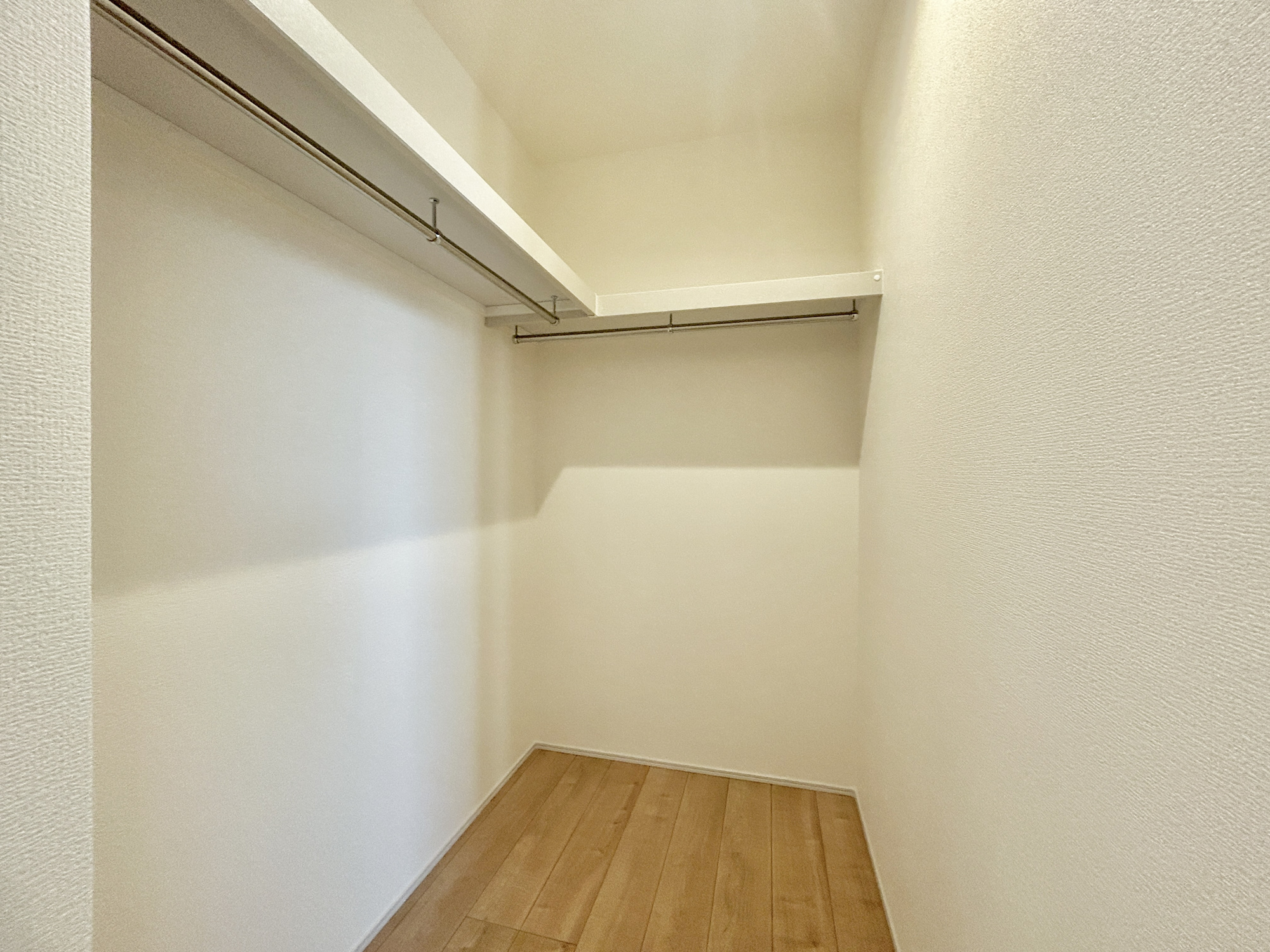 第17渋川金井　新築住宅全5棟の収納|たくさんのお洋服が入る、ウォークインクローゼット。
お洋服以外にも掃除機やスーツケースなどを一箇所に集約できるのが魅力です♪
収納ケースを置かなくていいのでお部屋の見た目にもスッキリ！