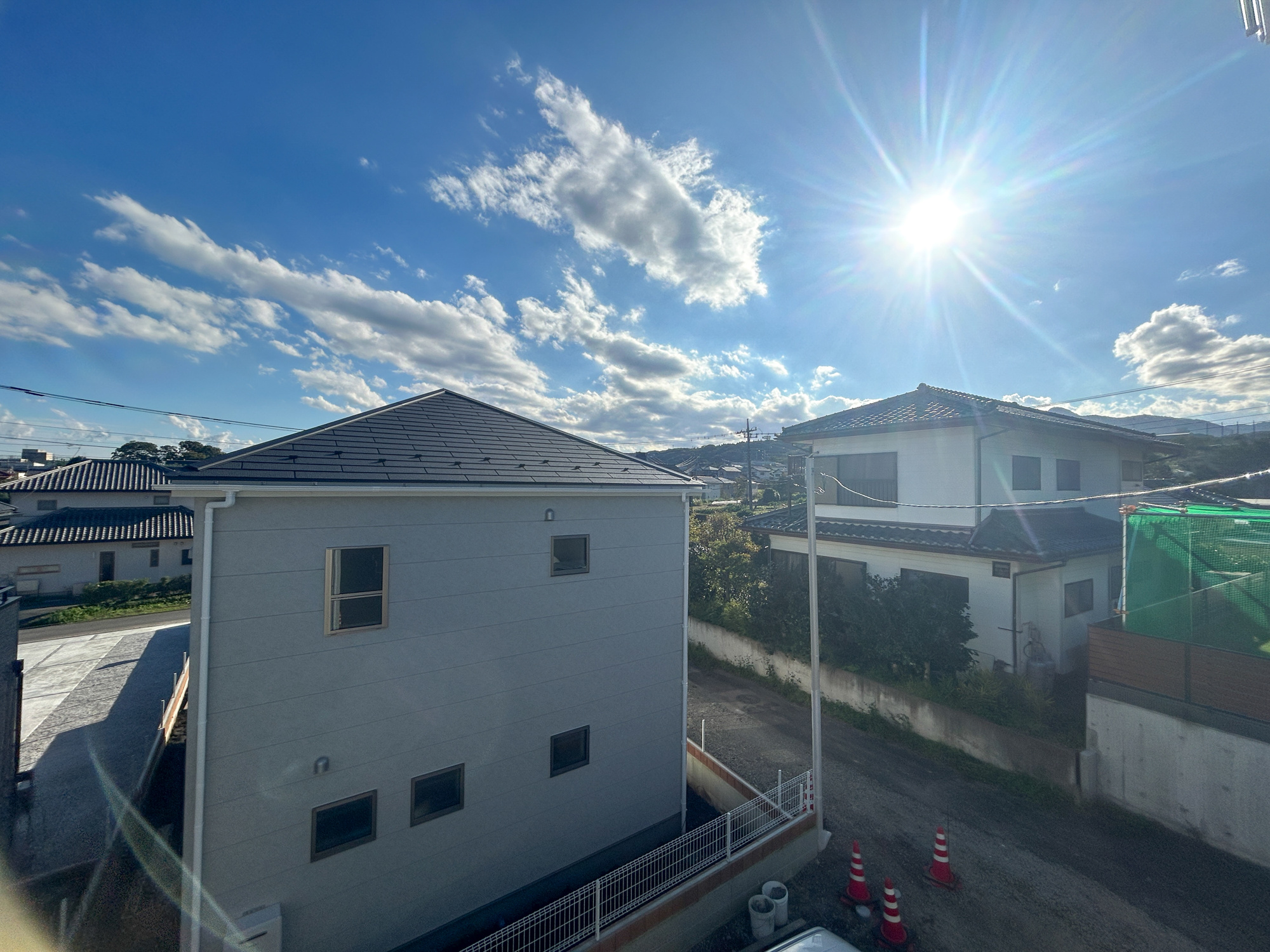 第17渋川金井　新築住宅全5棟の展望|閑静な住宅地で子育て家族にピッタリ。毎日のお散歩も快適な緑に恵まれたエリアで、自然に包まれた穏やかな暮らしを実現するための、ゆとりある住環境が整っています。緑の潤いを感じながらホッと生活できそう。