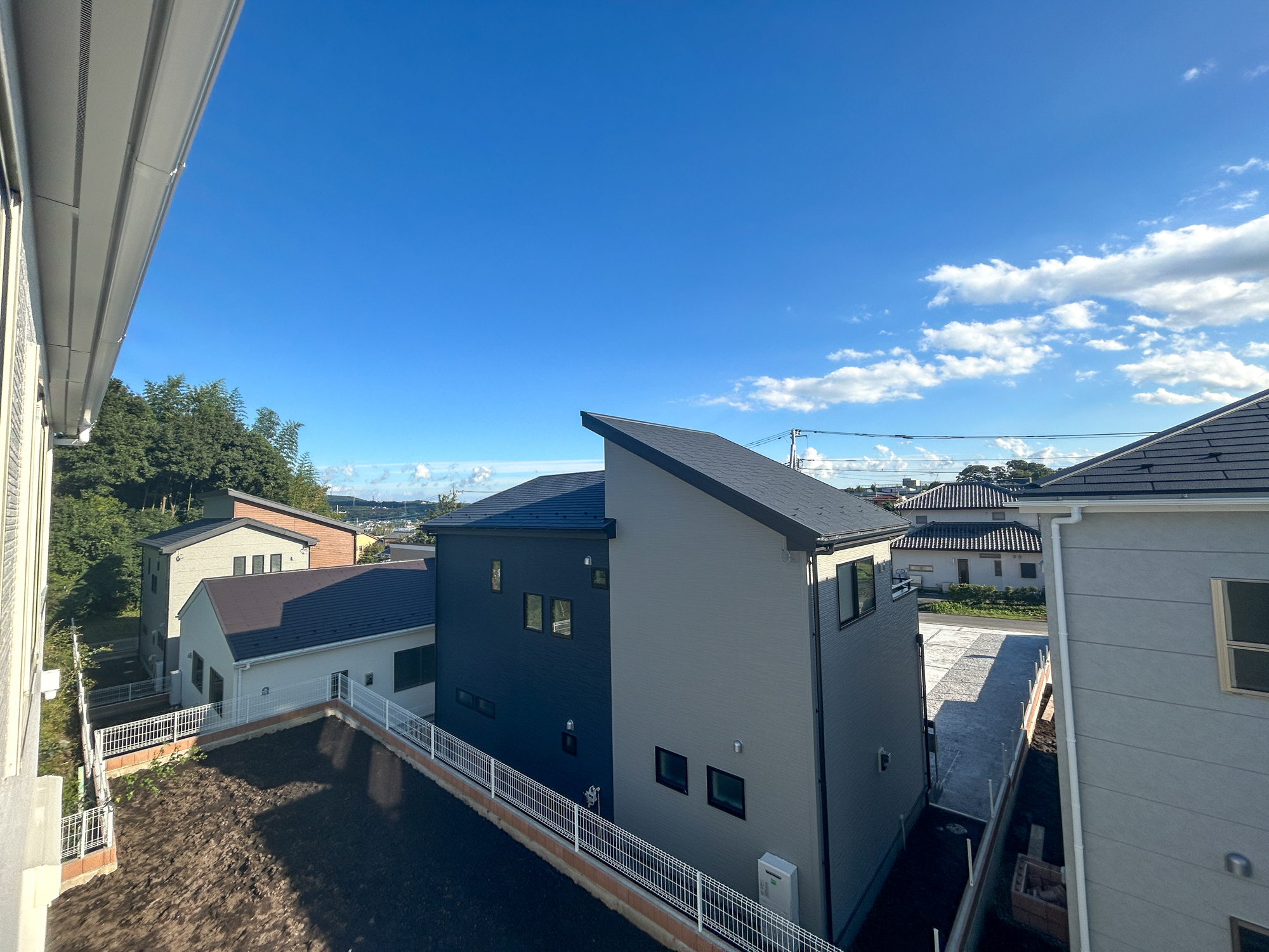 第17渋川金井　新築住宅全5棟の展望|低層の一戸建てを中心とした街並みが整然と続き、周辺は高い建物が建っていないので、採光や開放性に恵まれ、空が広く緑の多い閑静な趣を感じる環境です。