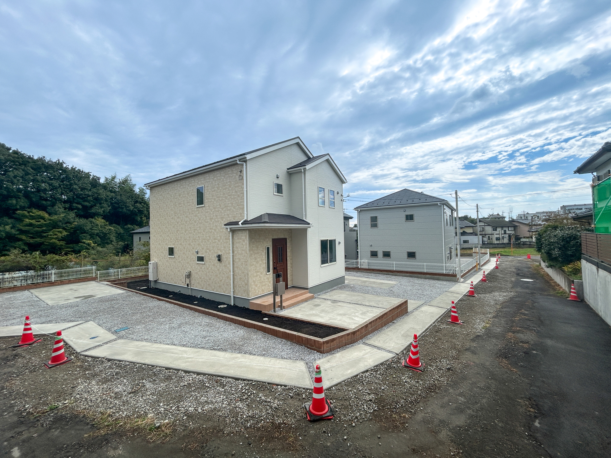 第17渋川金井　新築住宅全5棟の前面道路含む現地写真|閑静な住宅地で子育て家族にピッタリ。毎日のお散歩も快適な緑に恵まれたエリアで、自然に包まれた穏やかな暮らしを実現するための、ゆとりある住環境が整っています。

