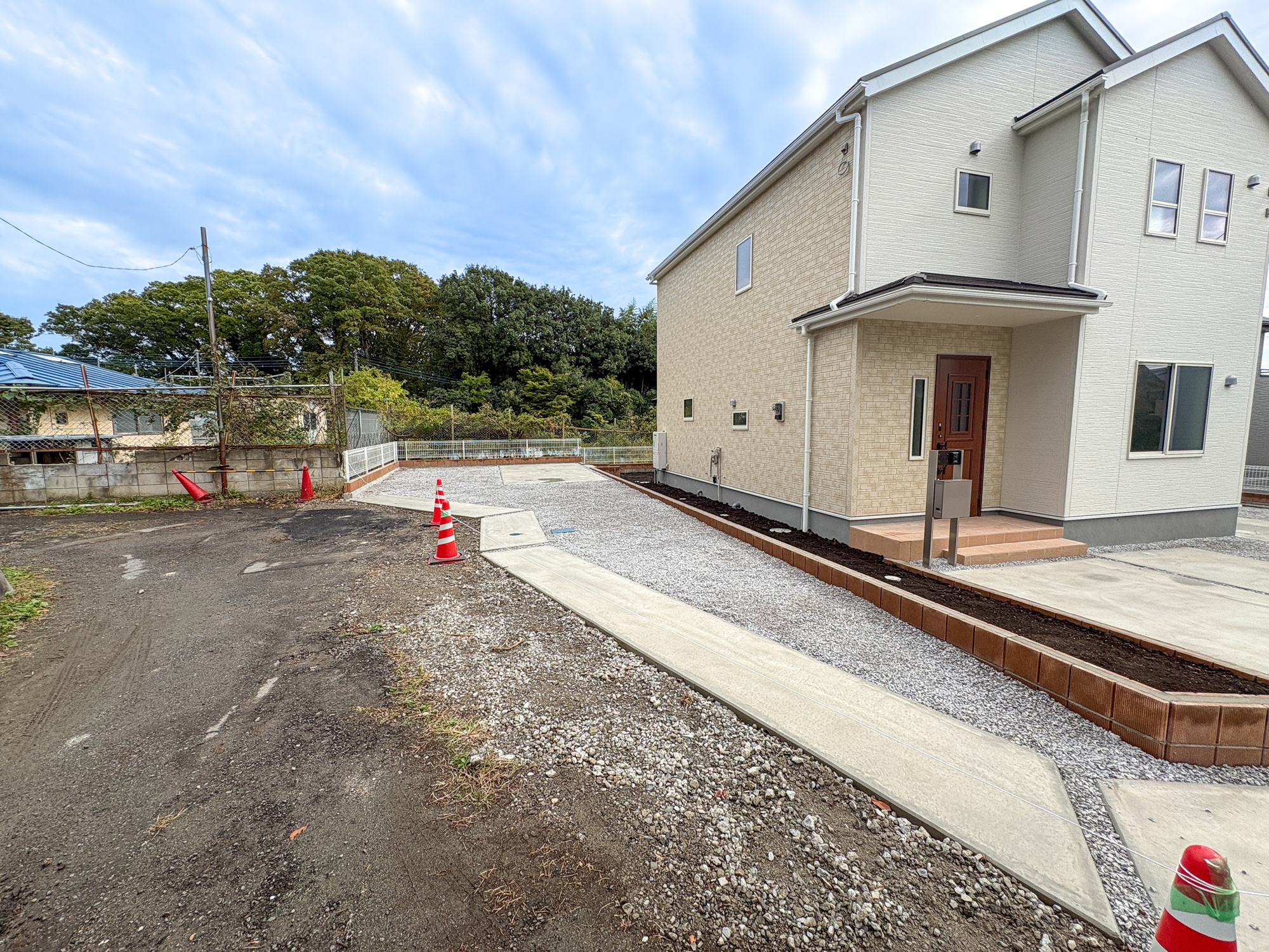 第17渋川金井　新築住宅全5棟の前面道路含む現地写真|低層の一戸建てを中心とした街並みが整然と続き、周辺は高い建物が建っていないので、採光や開放性に恵まれ、空が広く緑の多い閑静な趣を感じる環境です。

