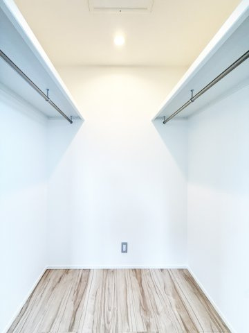 こどもの国駅徒歩10分◆カースペース３台◆太陽光発電×蓄電池～成瀬台 新築戸建～2棟の収納|（1号棟）ウォークインクローゼットには、ご家族のお洋服や季節ものを収納いただけます。その場で着替えや身支度ができるのも便利。