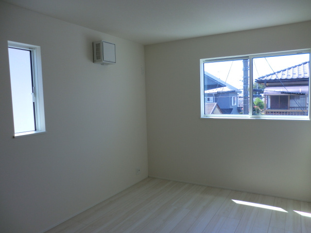 2F洋室6.75帖。南向きの明るい部屋です。