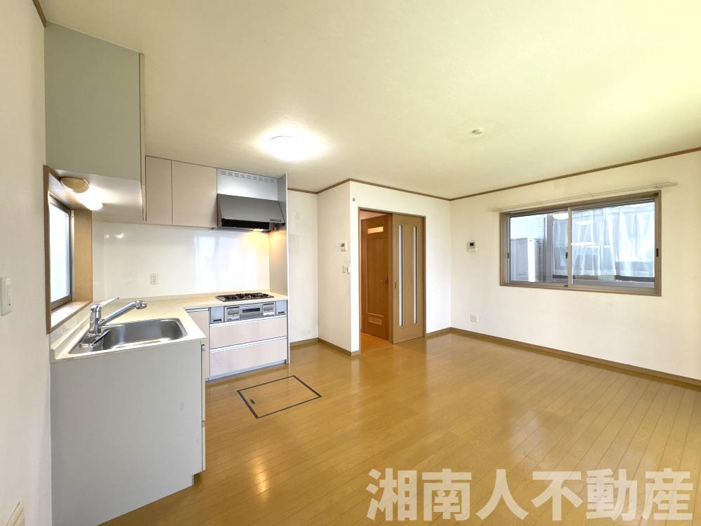 平塚市寺田縄　中古戸建の居間・リビング|ゆったりとした居間です