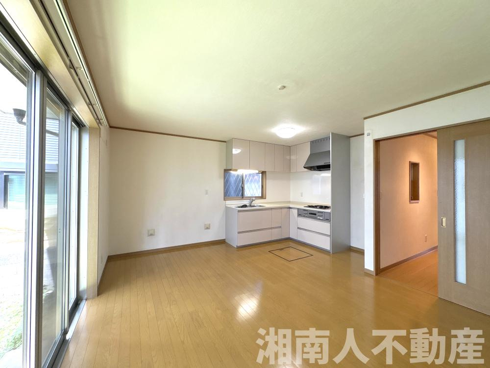 平塚市寺田縄　中古戸建の居間・リビング|ゆったりとしたリビングです