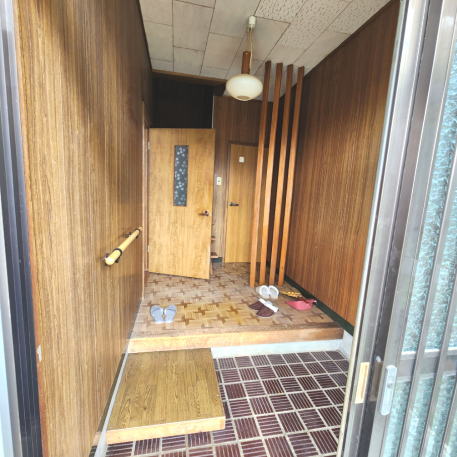 登別市美園町6丁目23-3　中古住宅の玄関