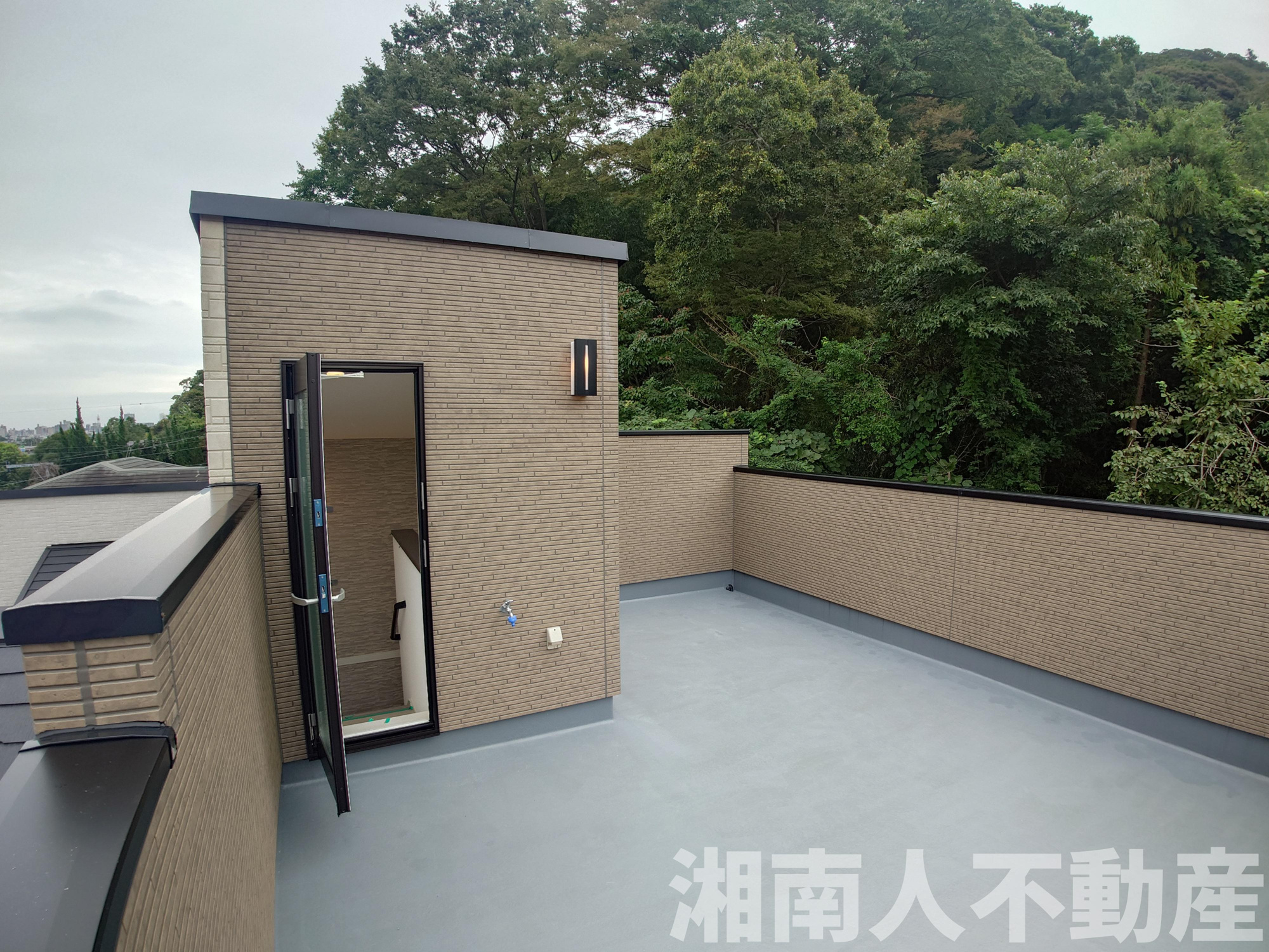 平塚市高根１丁目１８－１８新築戸建てのバルコニー|開放的で明るい空間を演出してくれるバルコニーです