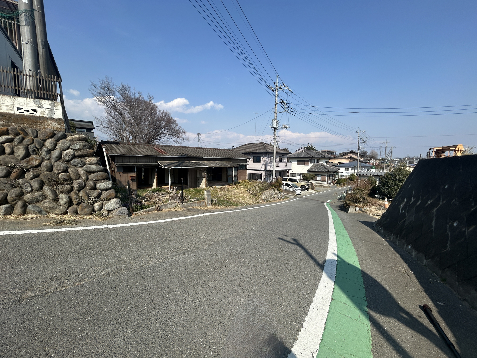 前橋市茂木町　土地の前面道路含む現地写真|閑静な住宅地で子育て家族にピッタリ。毎日のお散歩も快適な緑に恵まれたエリアで、自然に包まれた穏やかな暮らしを実現するための、ゆとりある住環境が整っています。

