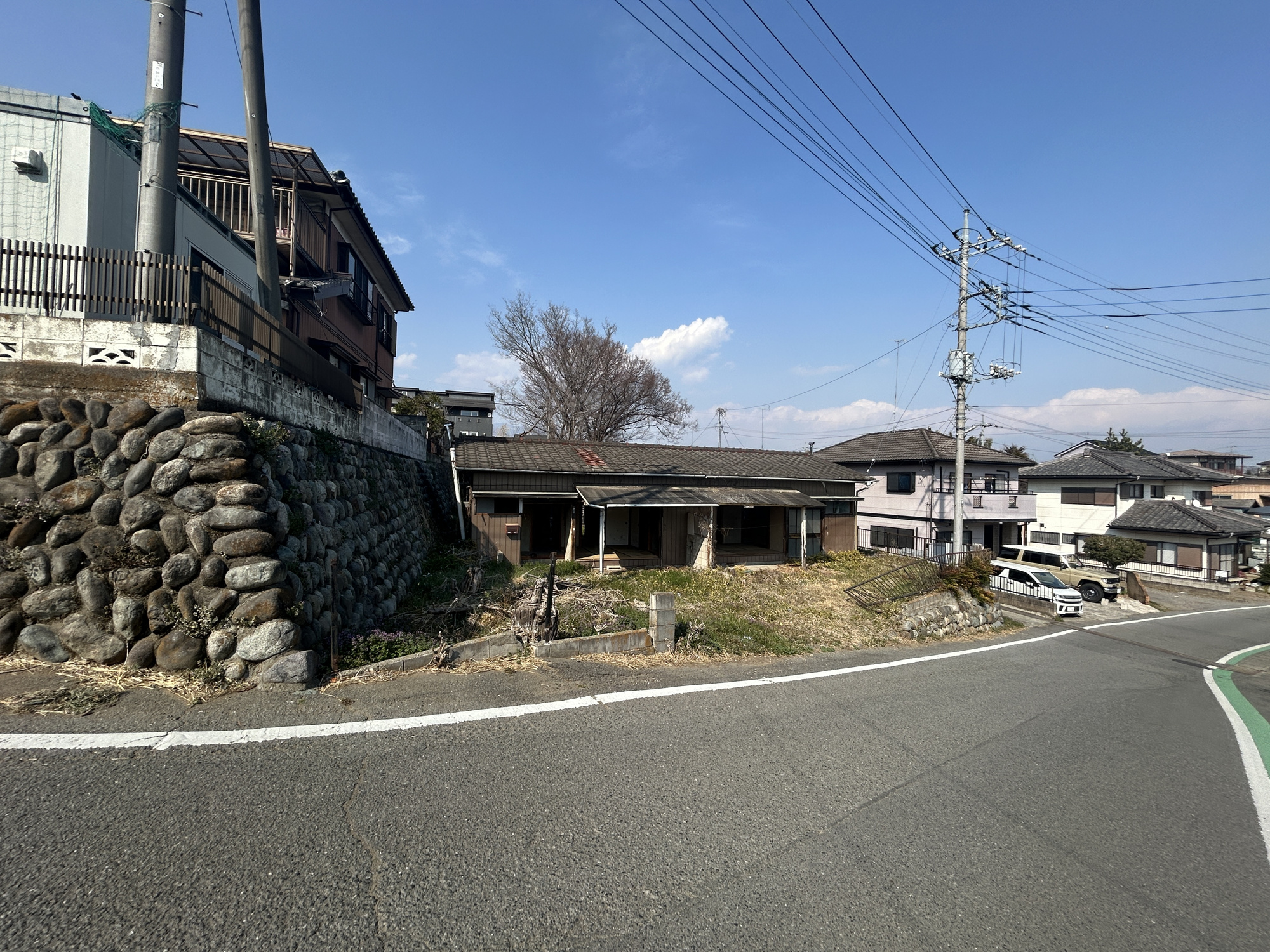前橋市茂木町　土地の前面道路含む現地写真|低層の一戸建てを中心とした街並みが整然と続き、周辺は高い建物が建っていないので、採光や開放性に恵まれ、空が広く緑の多い閑静な趣を感じる環境です。

