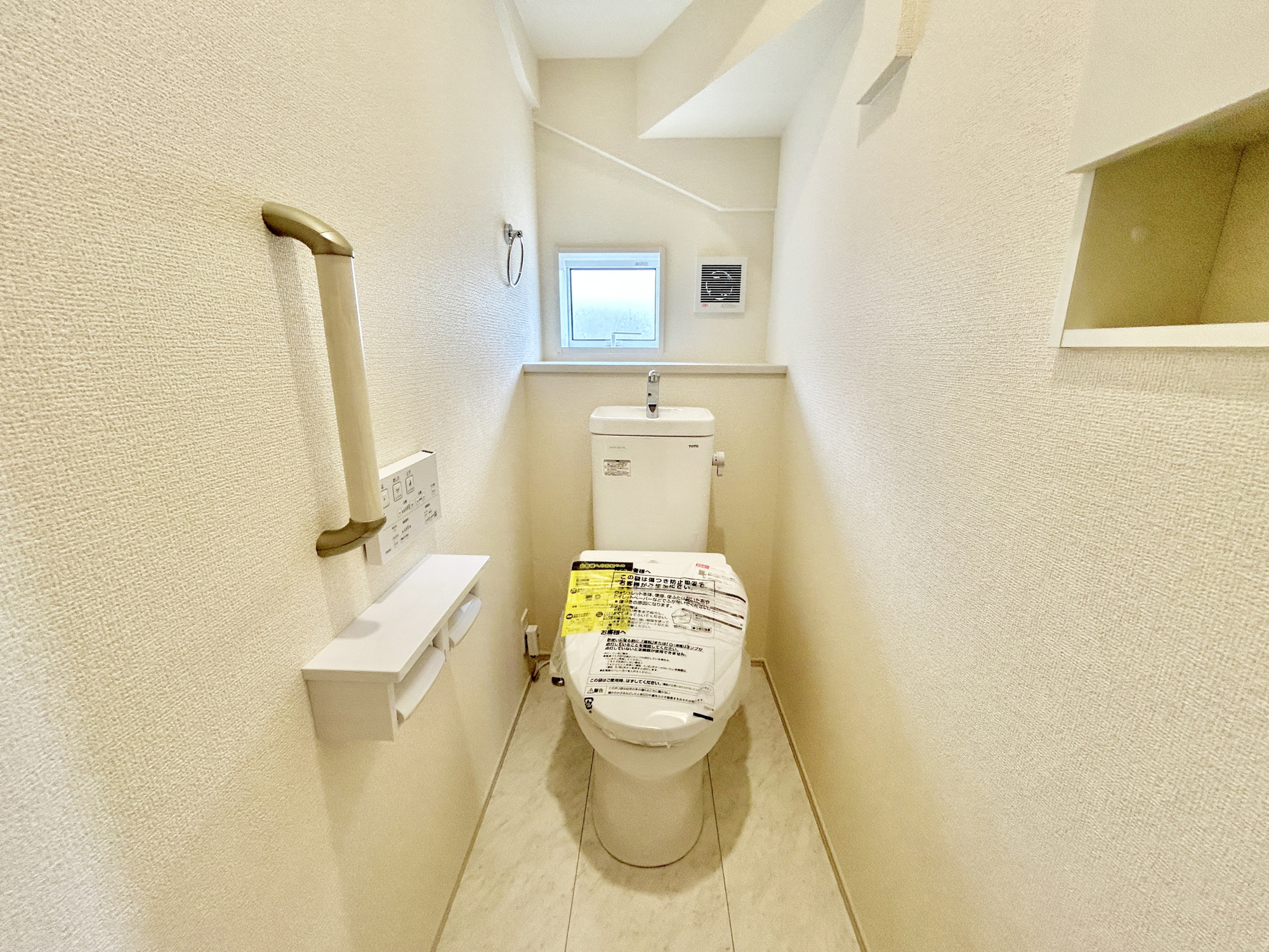 前橋市龍蔵寺町　新築住宅全3棟のトイレ|節水型でエコなトイレには、今では当たり前の洗浄付き。便座を温める機能もついていて、居心地良くてトイレから出られなくなるかも！換気用に換気扇はもちろん、窓も着いているので常に快適ですね♪
