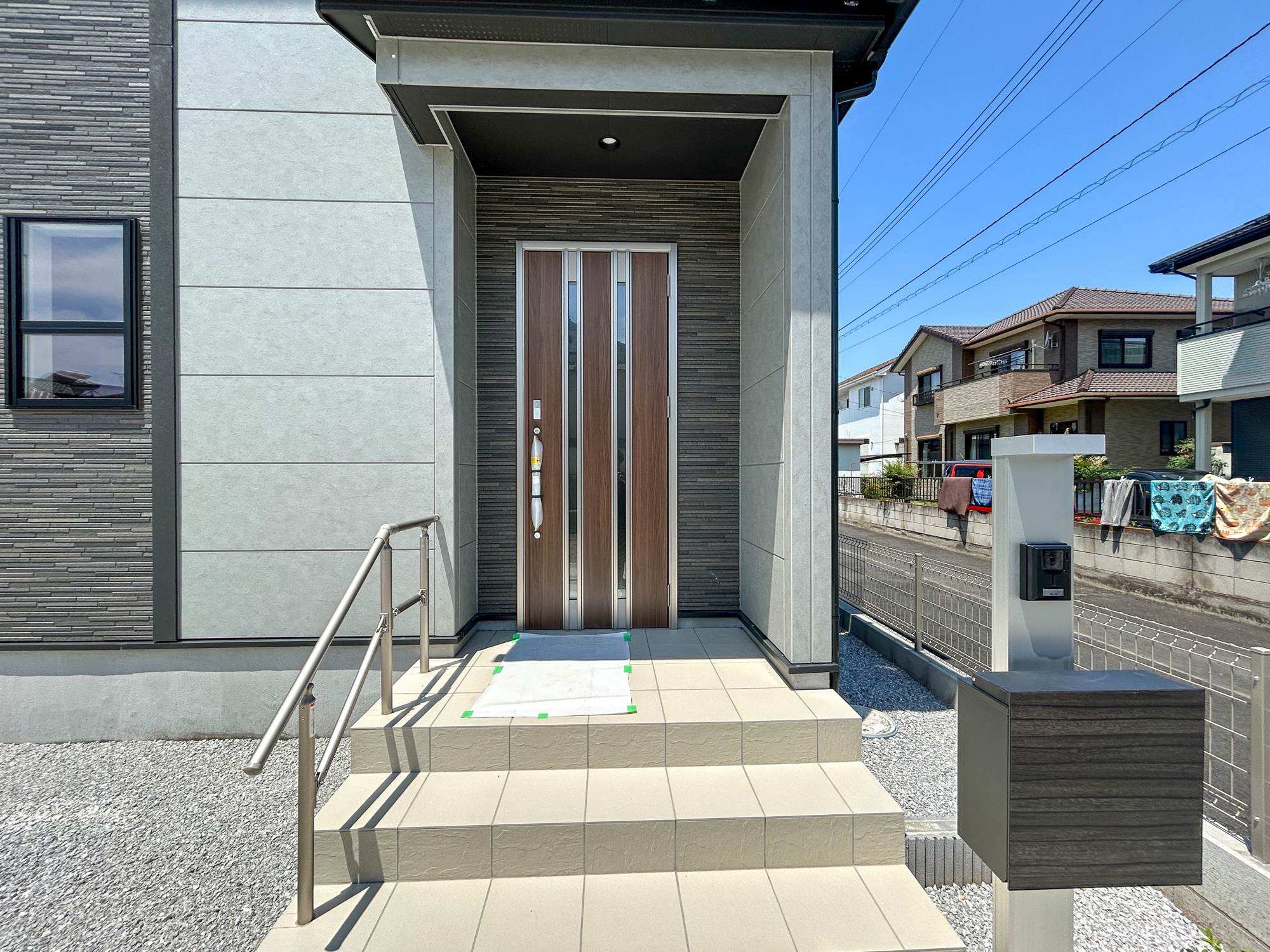 前橋市龍蔵寺町　新築住宅全3棟の玄関|明るく優しいイメージの玄関アプローチ。玄関上は屋根があるので雨の心配いらず♪