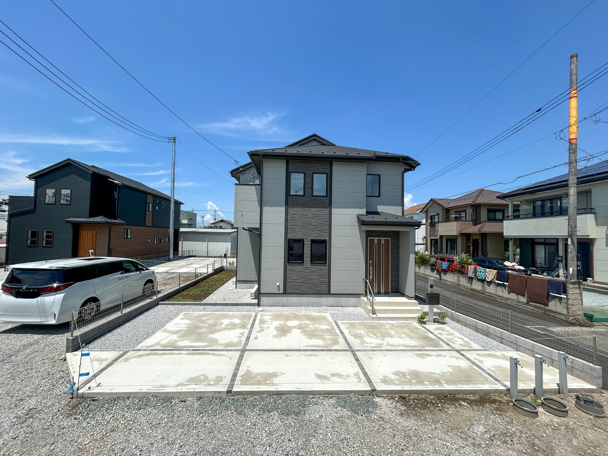 前橋市龍蔵寺町　新築住宅全3棟の駐車場|車庫土間施工済み、駐車2台可能です(^^♪
