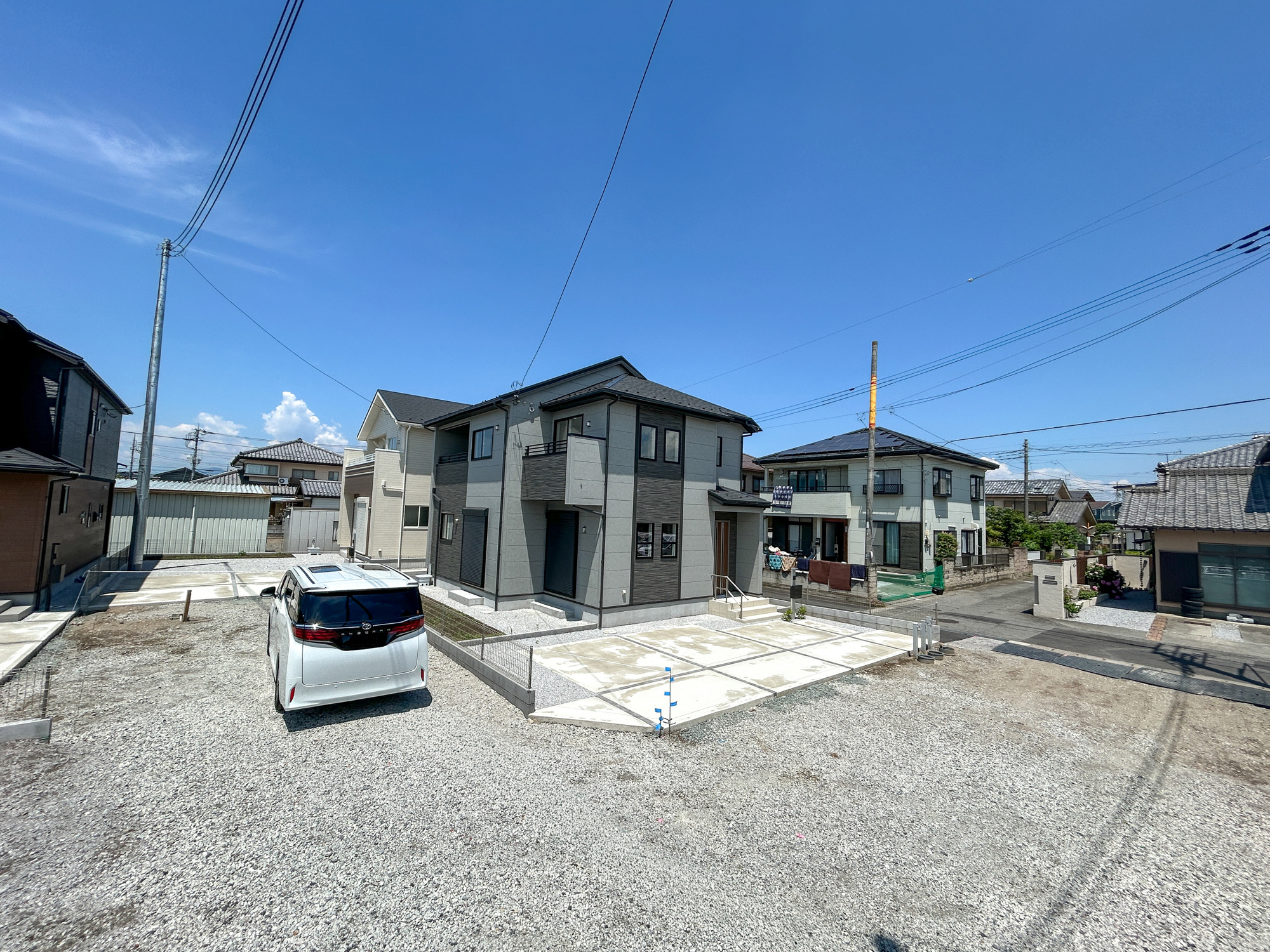 前橋市龍蔵寺町　新築住宅全3棟の前面道路含む現地写真|閑静な住宅地で子育て家族にピッタリ。毎日のお散歩も快適な緑に恵まれたエリアで、自然に包まれた穏やかな暮らしを実現するための、ゆとりある住環境が整っています。