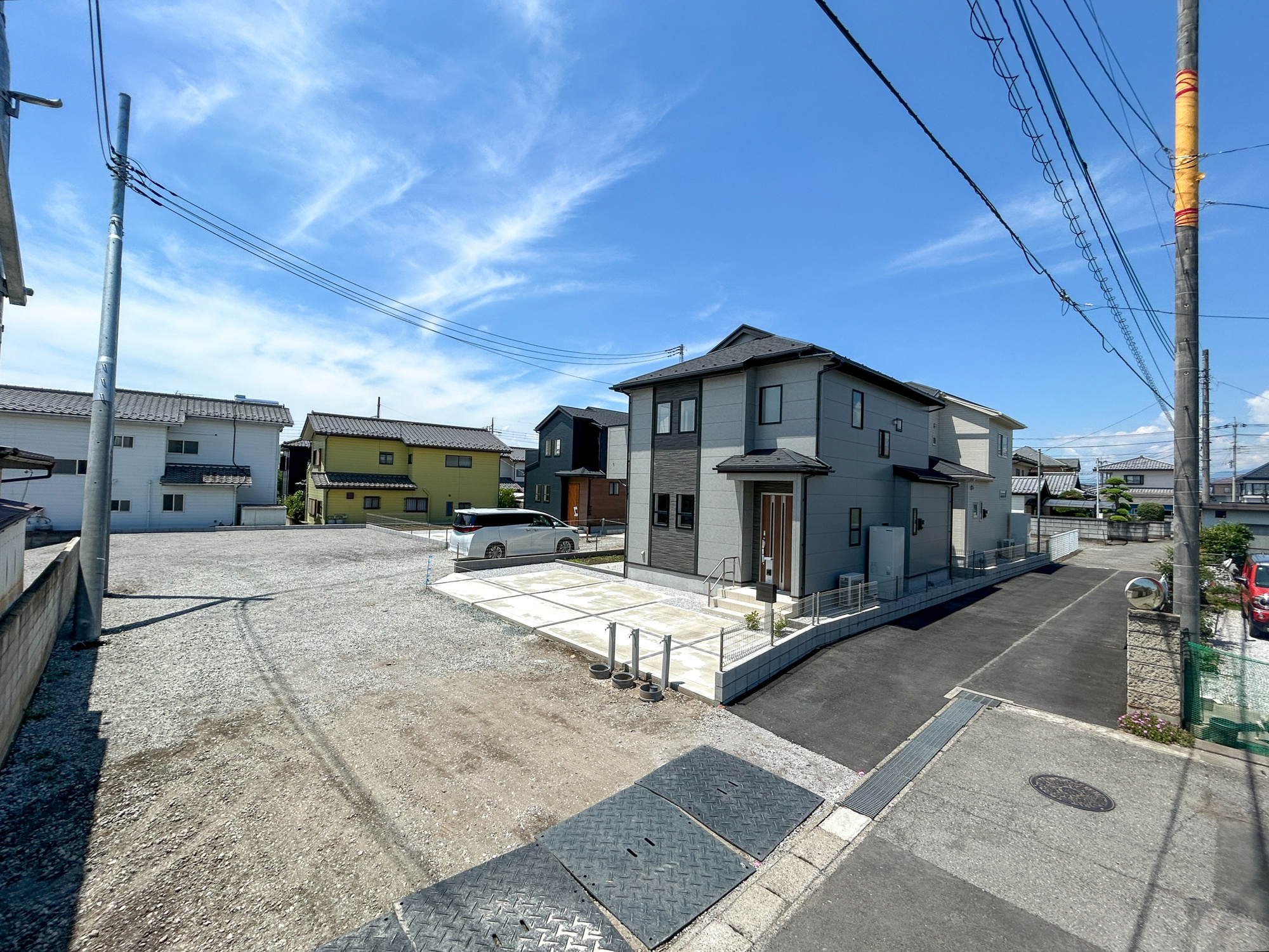 前橋市龍蔵寺町　新築住宅全3棟の前面道路含む現地写真|低層の一戸建てを中心とした街並みが整然と続き、周辺は高い建物が建っていないので、採光や開放性に恵まれ、空が広く緑の多い閑静な趣を感じる環境です。