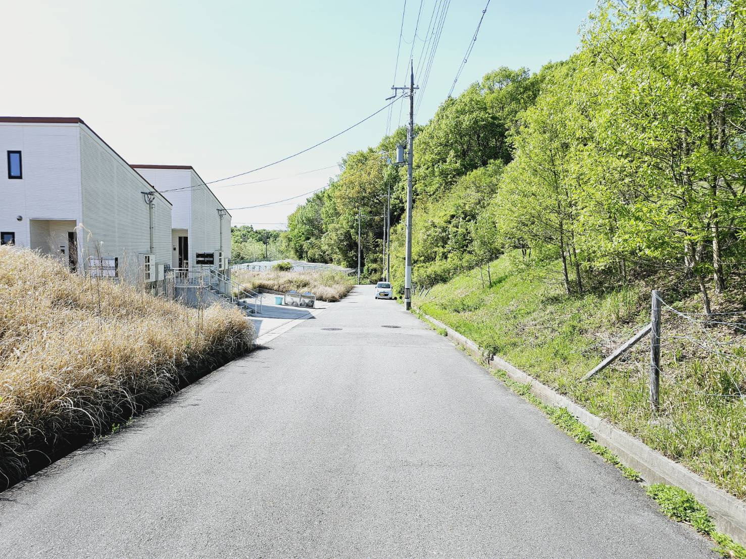 加東市南山土地①の前面道路含む現地写真|■北東側道路幅員約6m公道に間口約34.0ｍ接面。