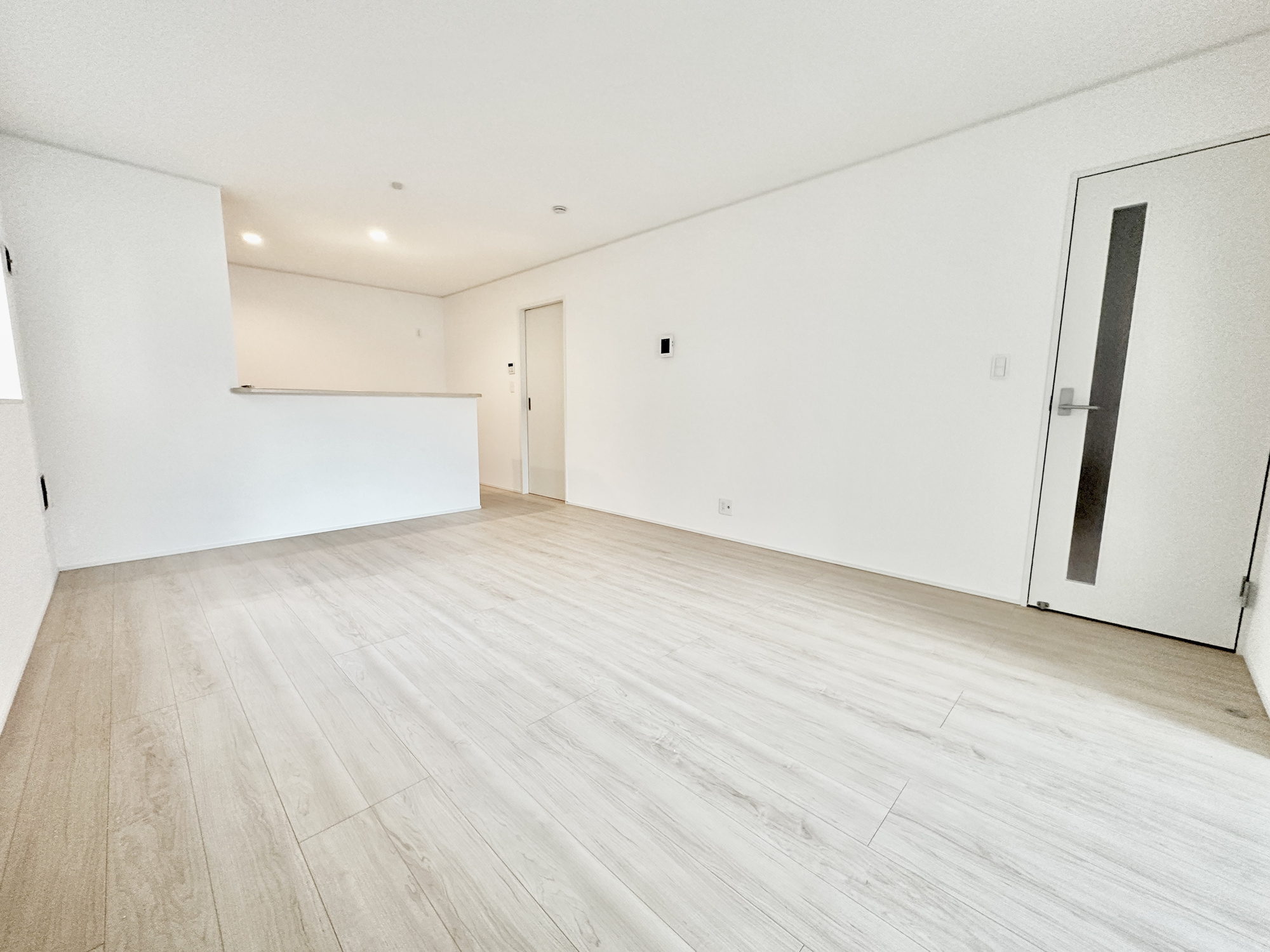 宇都宮市簗瀬３丁目の新築一戸建の居間・リビング|オープンな空間を生み出す、こだわりの広がりとゆとり。家族と過ごす時間を大切にしたい方にぴったりの明るくゆとりある住空間です。南側の窓からの日差しがリビングの隅々までしっかりと届きます！ 