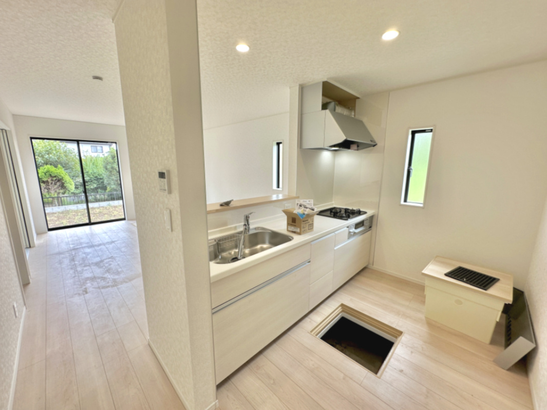 栃木市箱森町の新築一戸建の居間・リビング|【同社施工例】ダイニングからワークスペースを見渡せる、見せるキッチン。ダイニングとの空間のつながりが、スペースのゆとりを生み出します♪