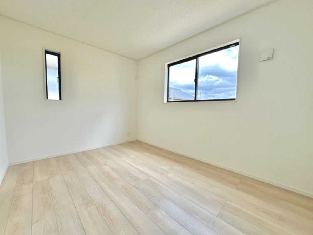 栃木市箱森町の新築一戸建の子供部屋|【同社施工例】広々とした居住空間は日々の暮らしを彩り、心のやすらぎと満足感を与えてくれます。通風と採光を考慮した設計は子供たちはのびのび育ち、家族でくつろぎと団らんを生み出します。