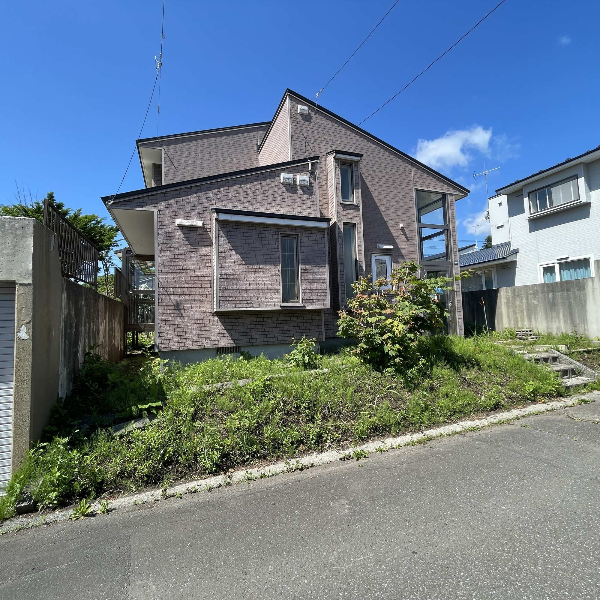 登別市千歳町4丁目5-22　中古住宅の前面道路含む現地写真