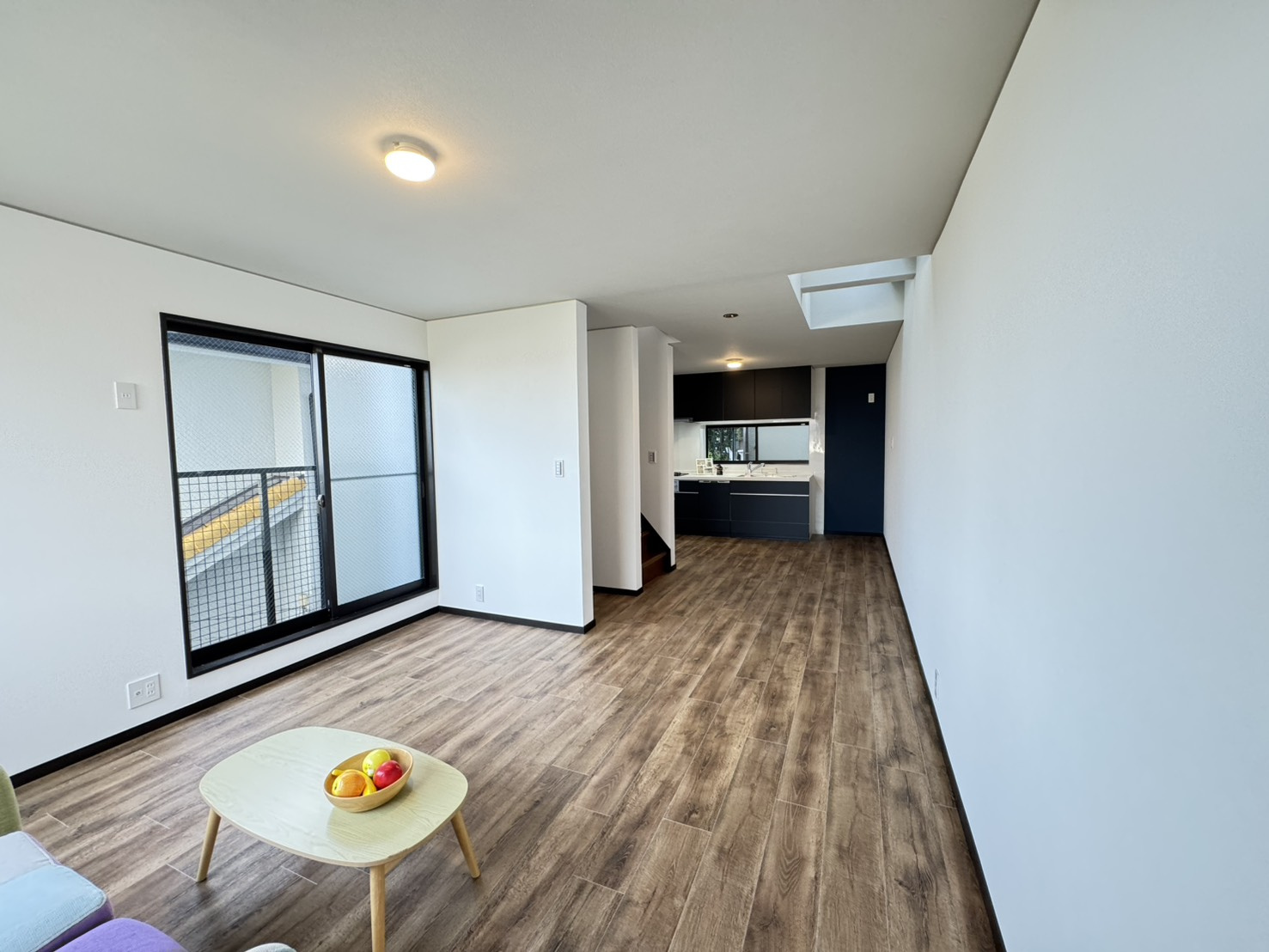 五毛通３丁目戸建の居間・リビング|一日を通して光が入りやすく、開放感もしっかり感じられます。リビングとダイニングが一体のため、全体が明るくなります。