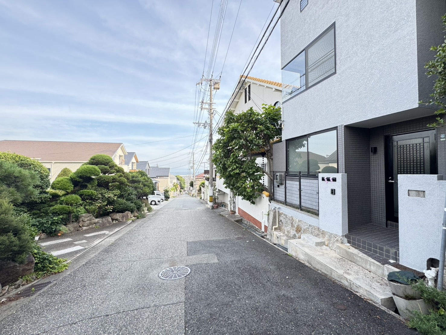 五毛通３丁目戸建の前面道路含む現地写真|前面道路は幅が広く約6.7ｍで快適生活。