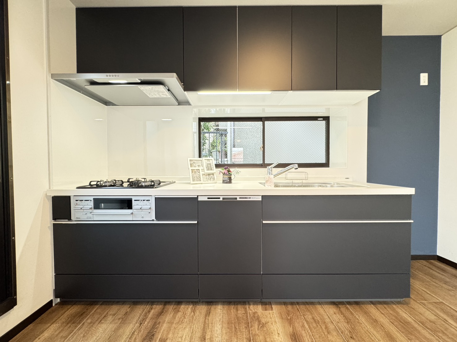 五毛通３丁目戸建のキッチン|壁が少なくリビングやダイニングと一体感が生まれ、部屋全体が広く感じられます。インテリアの一部としてキッチンが演出されますのでオシャレな空間になります。