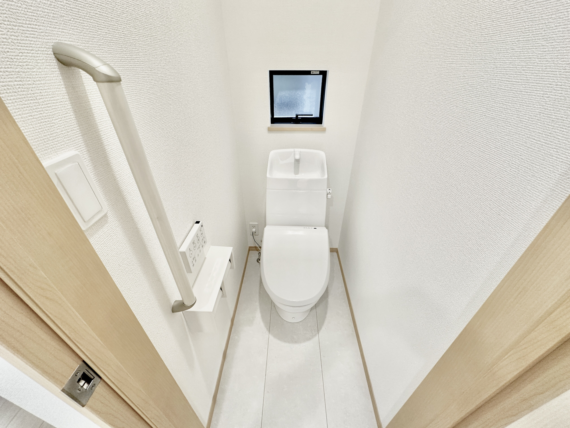 宇都宮市戸祭２丁目の新築一戸建のトイレ|節水型でエコなトイレには、今では当たり前の洗浄付き。便座を温める機能もついていて、居心地良くてトイレから出られなくなるかも！換気用に換気扇はもちろん、窓も着いているので常に快適ですね♪