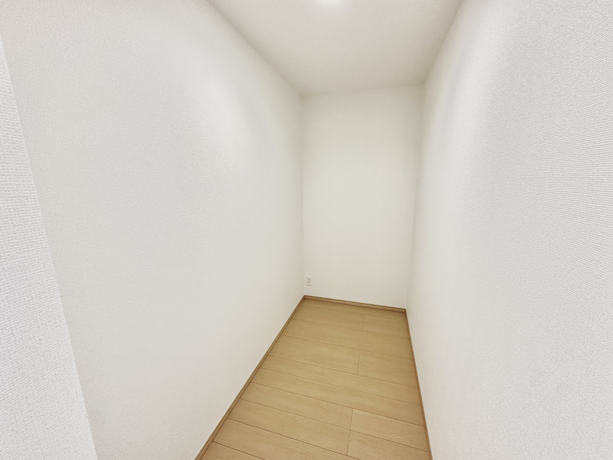 宇都宮市戸祭２丁目の新築一戸建の収納|キッチン裏には広々パントリー付き！お持ちの棚などお好きなラックを自由に配置可能♪食料品や日用品のストックに便利です！