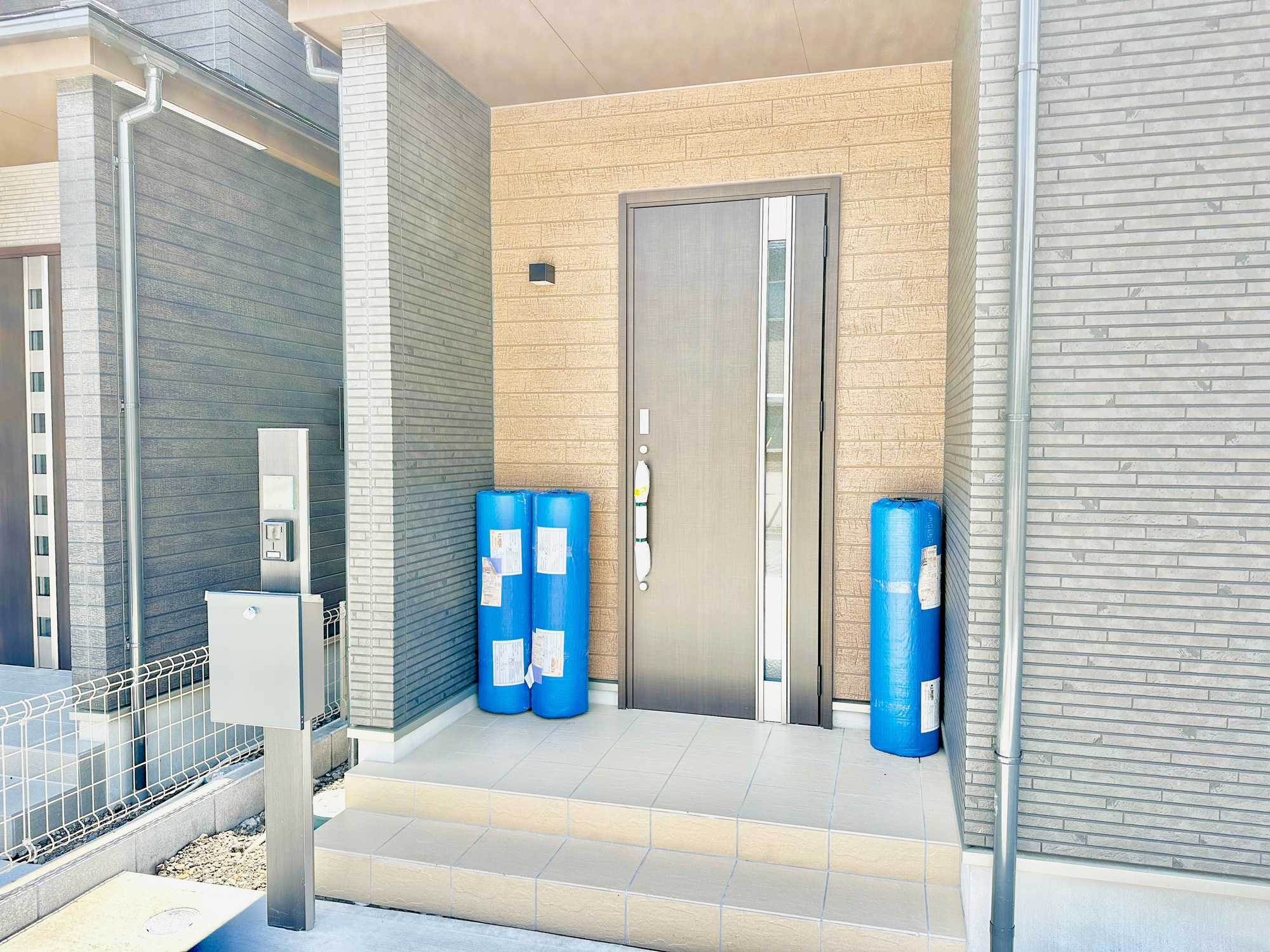 宇都宮市戸祭２丁目の新築一戸建の玄関|玄関上は屋根があるので雨の心配いらず♪