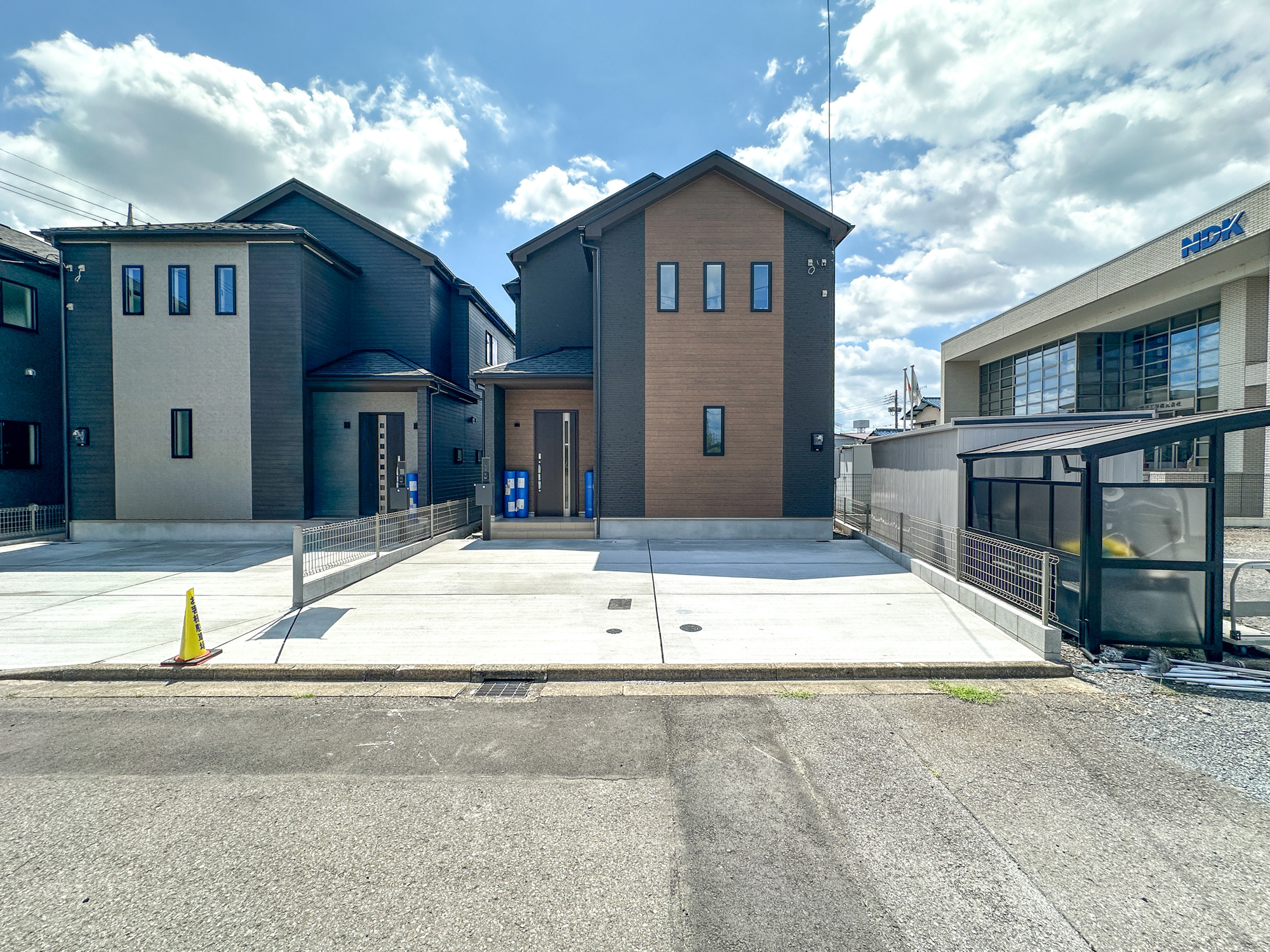 宇都宮市戸祭２丁目の新築一戸建の駐車場|車庫土間施工、駐車2台可能です(^^♪