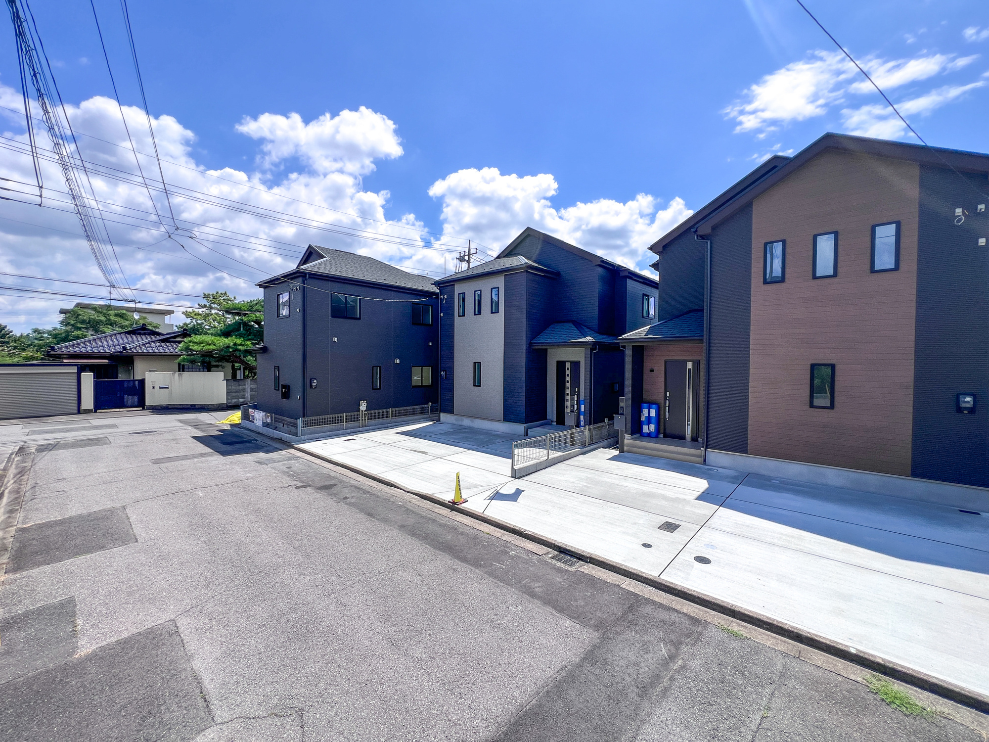 宇都宮市戸祭２丁目の新築一戸建の前面道路含む現地写真|閑静な住宅地で子育て家族にピッタリ。毎日のお散歩も快適な緑に恵まれたエリアで、自然に包まれた穏やかな暮らしを実現するための、ゆとりある住環境が整っています。

