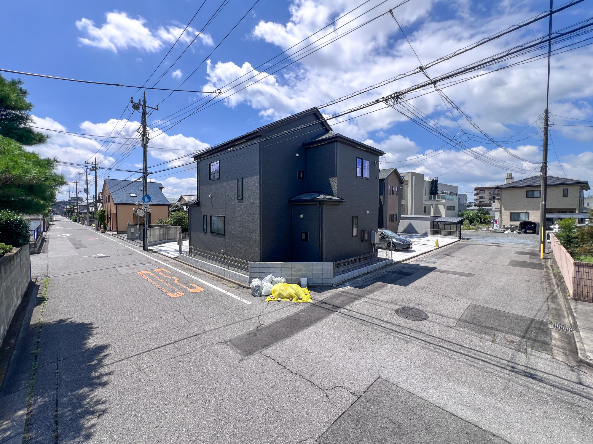宇都宮市戸祭２丁目の新築一戸建の前面道路含む現地写真|低層の一戸建てを中心とした街並みが整然と続き、周辺は高い建物が建っていないので、採光や開放性に恵まれ、空が広く緑の多い閑静な趣を感じる環境です。

