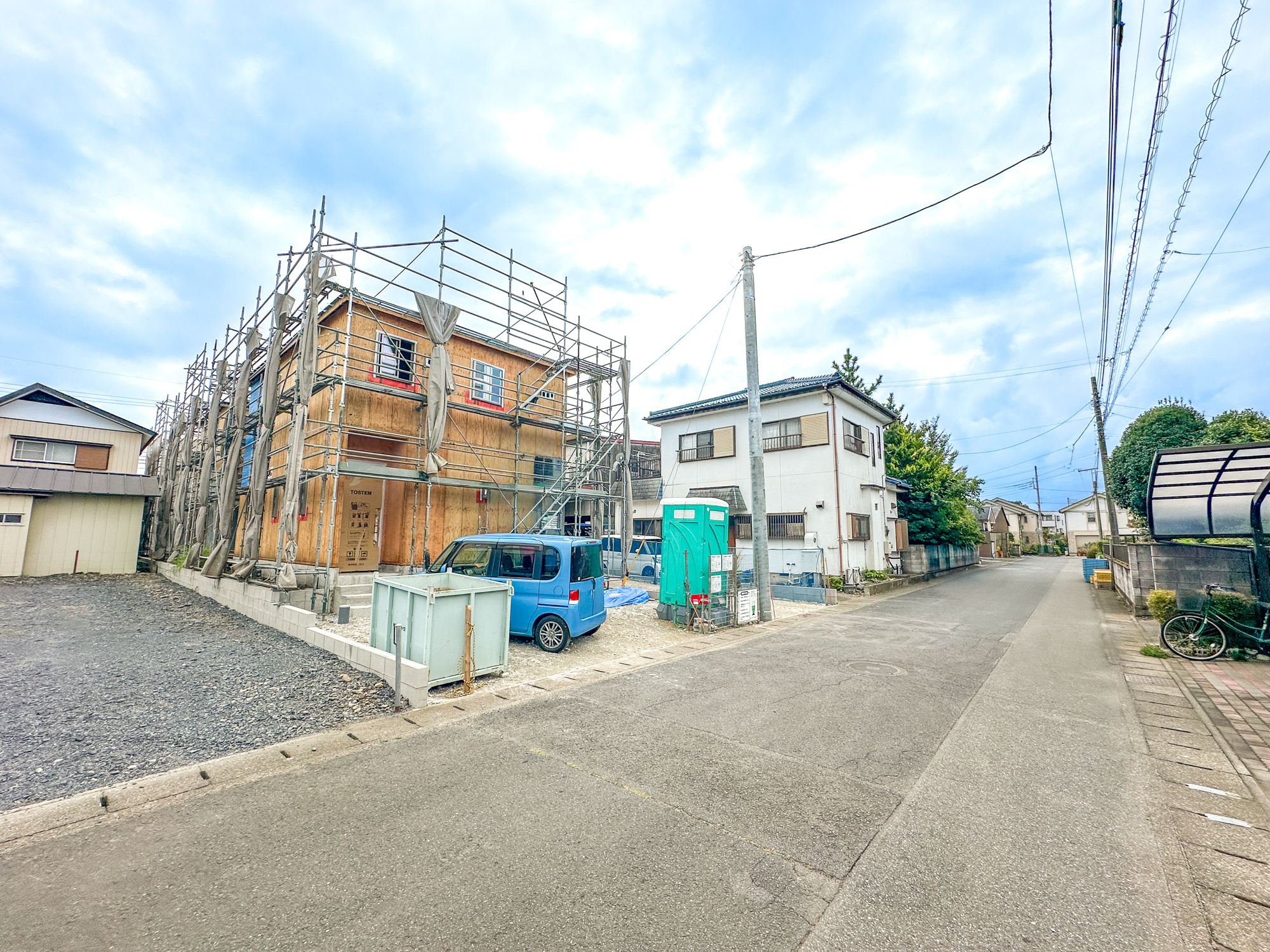 真岡市荒町３丁目の新築一戸建の前面道路含む現地写真|閑静な住宅地で子育て家族にピッタリ。毎日のお散歩も快適な緑に恵まれたエリアで、自然に包まれた穏やかな暮らしを実現するための、ゆとりある住環境が整っています。

