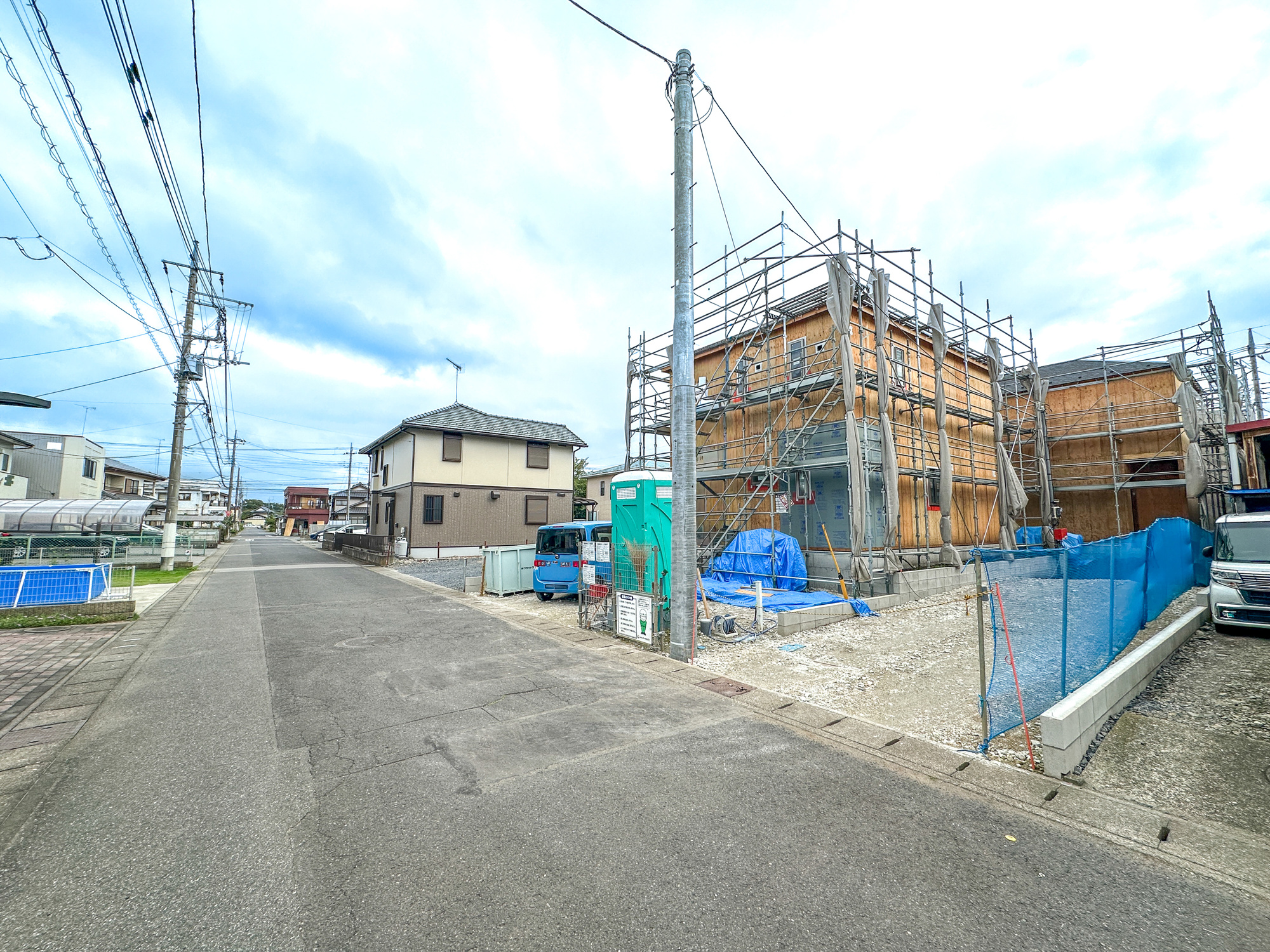 真岡市荒町３丁目の新築一戸建の前面道路含む現地写真|低層の一戸建てを中心とした街並みが整然と続き、周辺は高い建物が建っていないので、採光や開放性に恵まれ、空が広く緑の多い閑静な趣を感じる環境です。