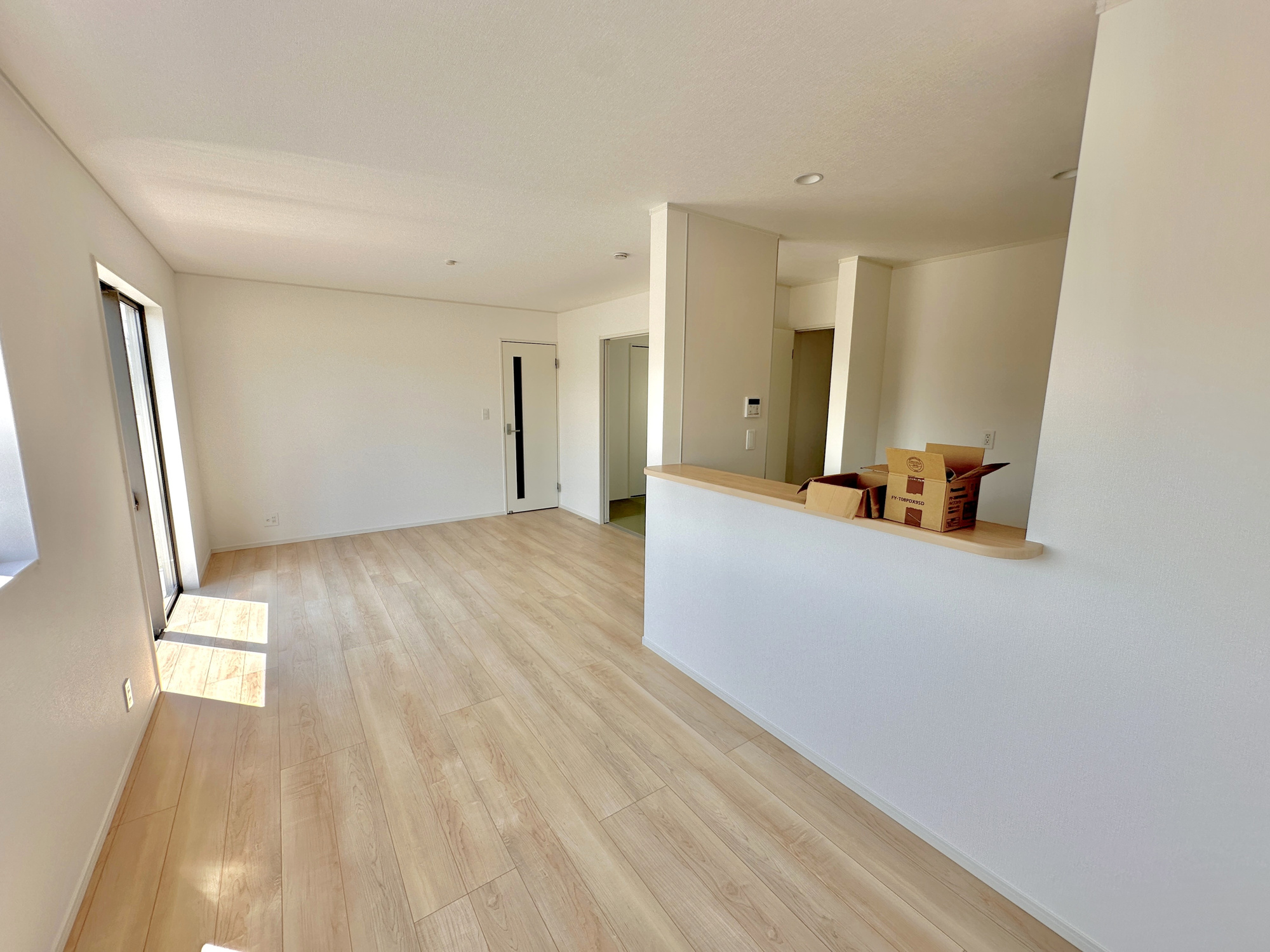 真岡市荒町３丁目の新築一戸建の居間・リビング|【同社施工例】オープンな空間を生み出す、広々としたLDK。家族と過ごす時間を大切にしたい方にぴったりの明るくゆとりある住空間です。南側の窓からの日差しがリビングの隅々までしっかりと届きます！ 