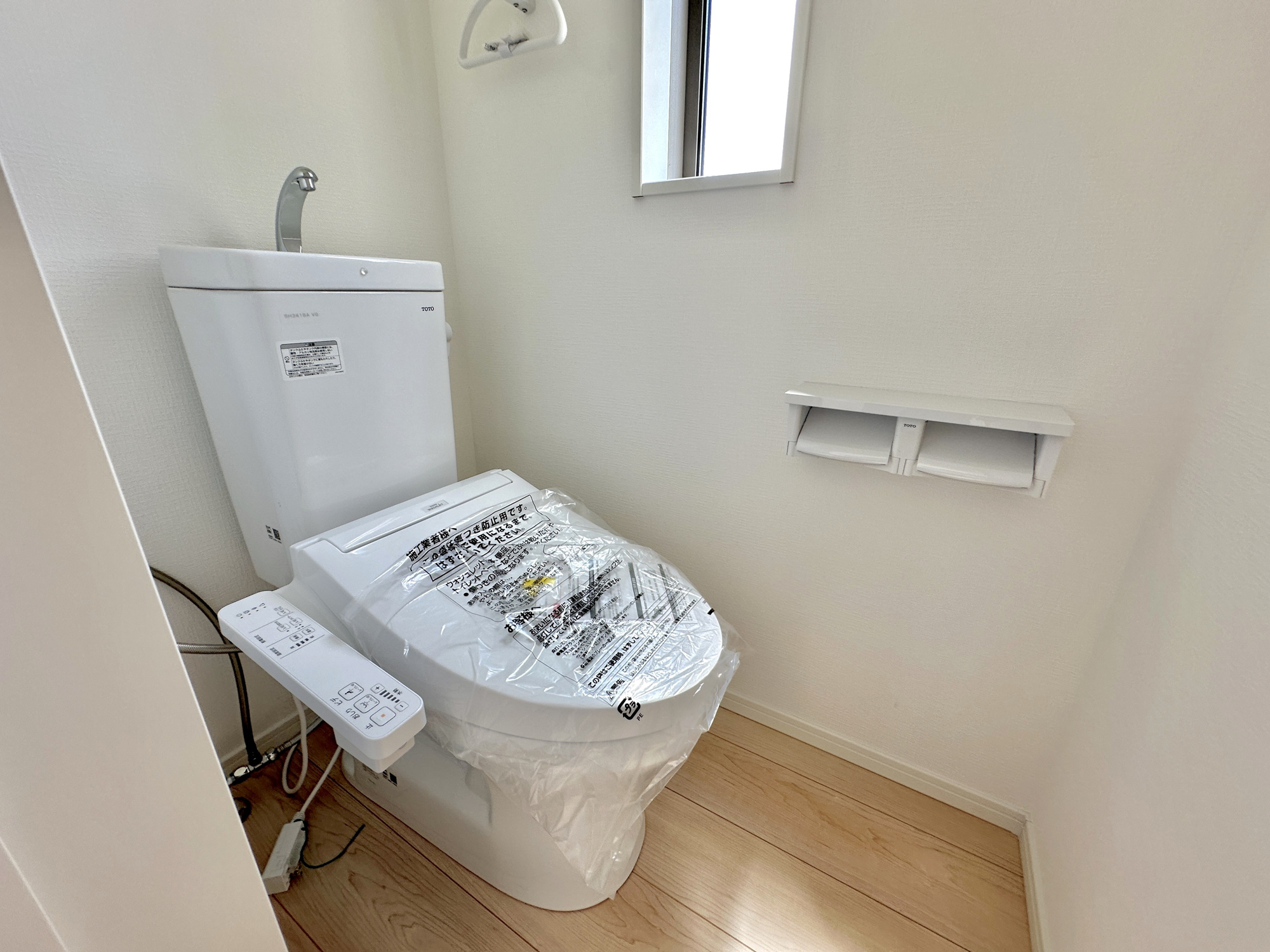 宇都宮市中岡本町第１１　新築住宅全３棟のトイレ|【同社施工例】節水性能の高いトイレはもちろんウォシュレット付き♪便器のフチがないタイプなので、お掃除もサッとひと拭きでOK！