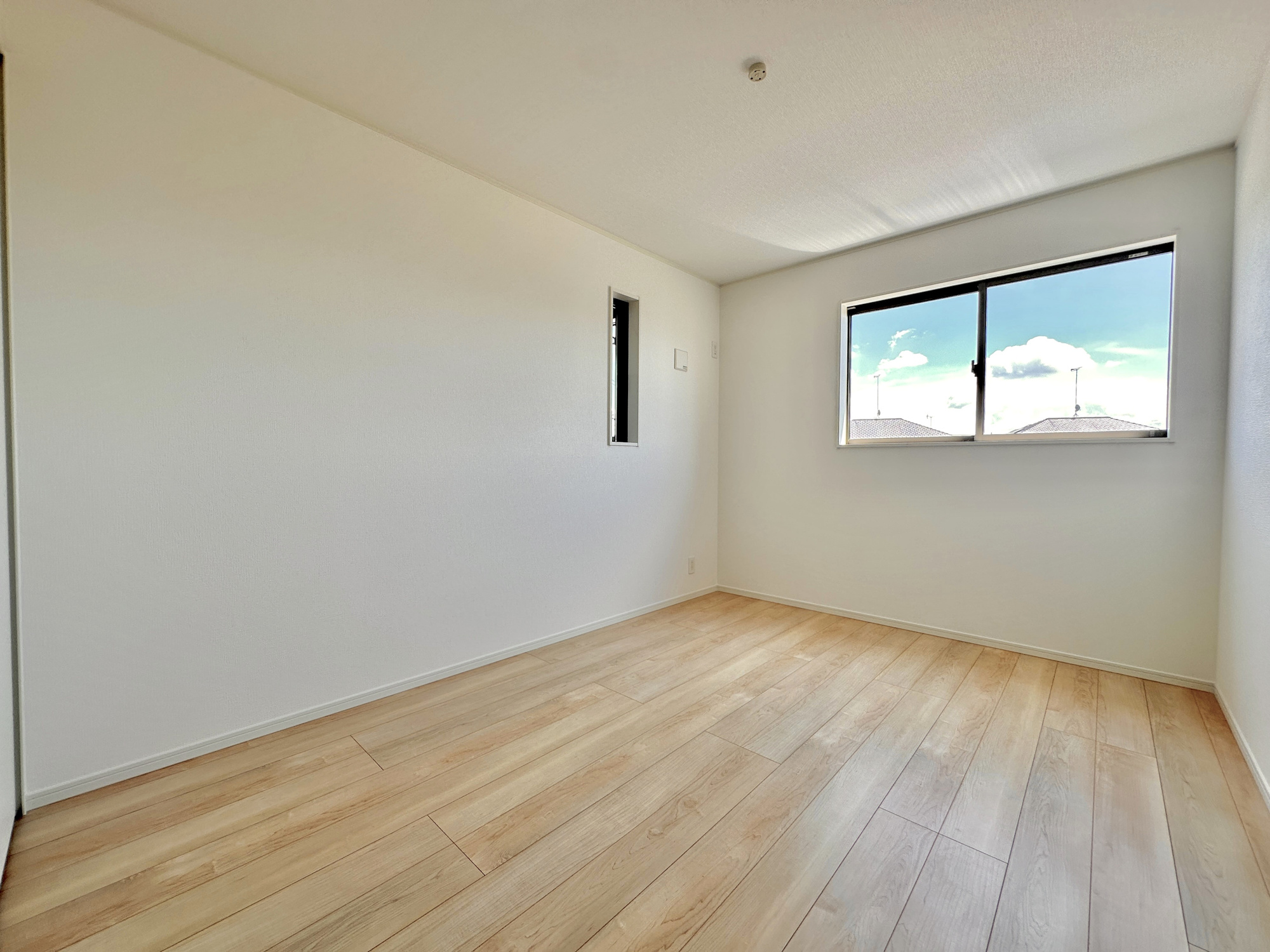 宇都宮市中岡本町第１１　新築住宅全３棟の洋室|【同社施工例】木目のフローリングが暖かみのある室内に。明るい寝室で心地のいい朝を迎えられそう。