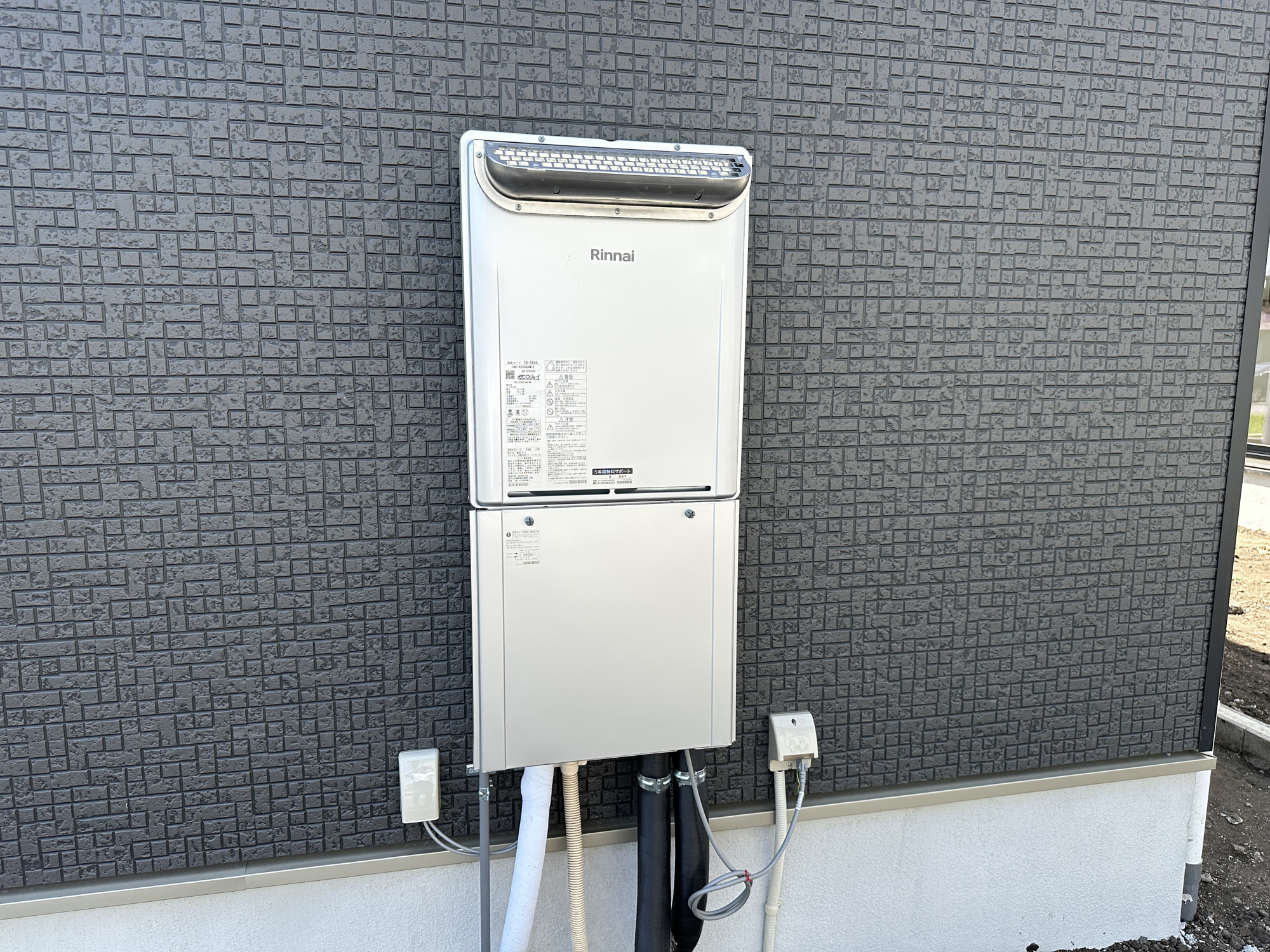 宇都宮市中岡本町第１１　新築住宅全３棟の発電・温水設備|【同社施工例】月々のガス代がお得になる高効率給湯器♪