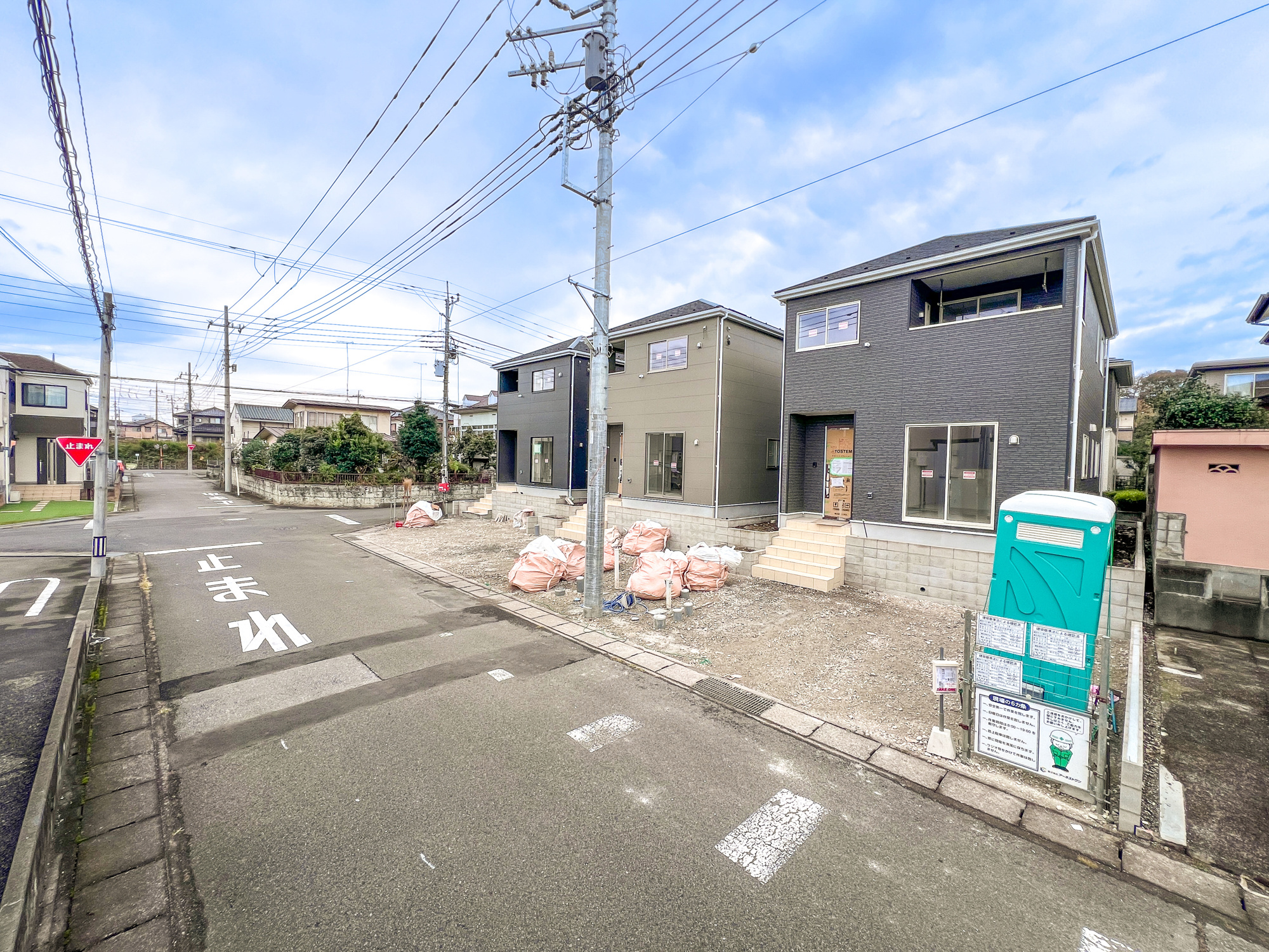 宇都宮市中岡本町第１１　新築住宅全３棟の前面道路含む現地写真|閑静な住宅地で子育て家族にピッタリ。毎日のお散歩も快適な緑に恵まれたエリアで、自然に包まれた穏やかな暮らしを実現するための、ゆとりある住環境が整っています。

