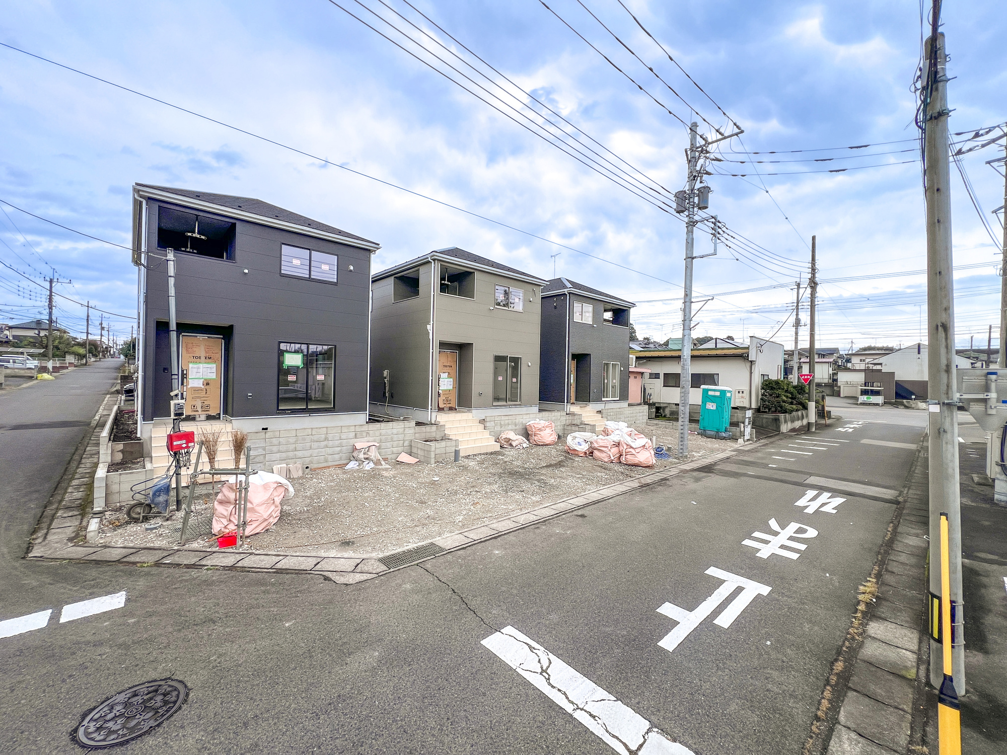 宇都宮市中岡本町第１１　新築住宅全３棟の前面道路含む現地写真|低層の一戸建てを中心とした街並みが整然と続き、周辺は高い建物が建っていないので、採光や開放性に恵まれ、空が広く緑の多い閑静な趣を感じる環境です。