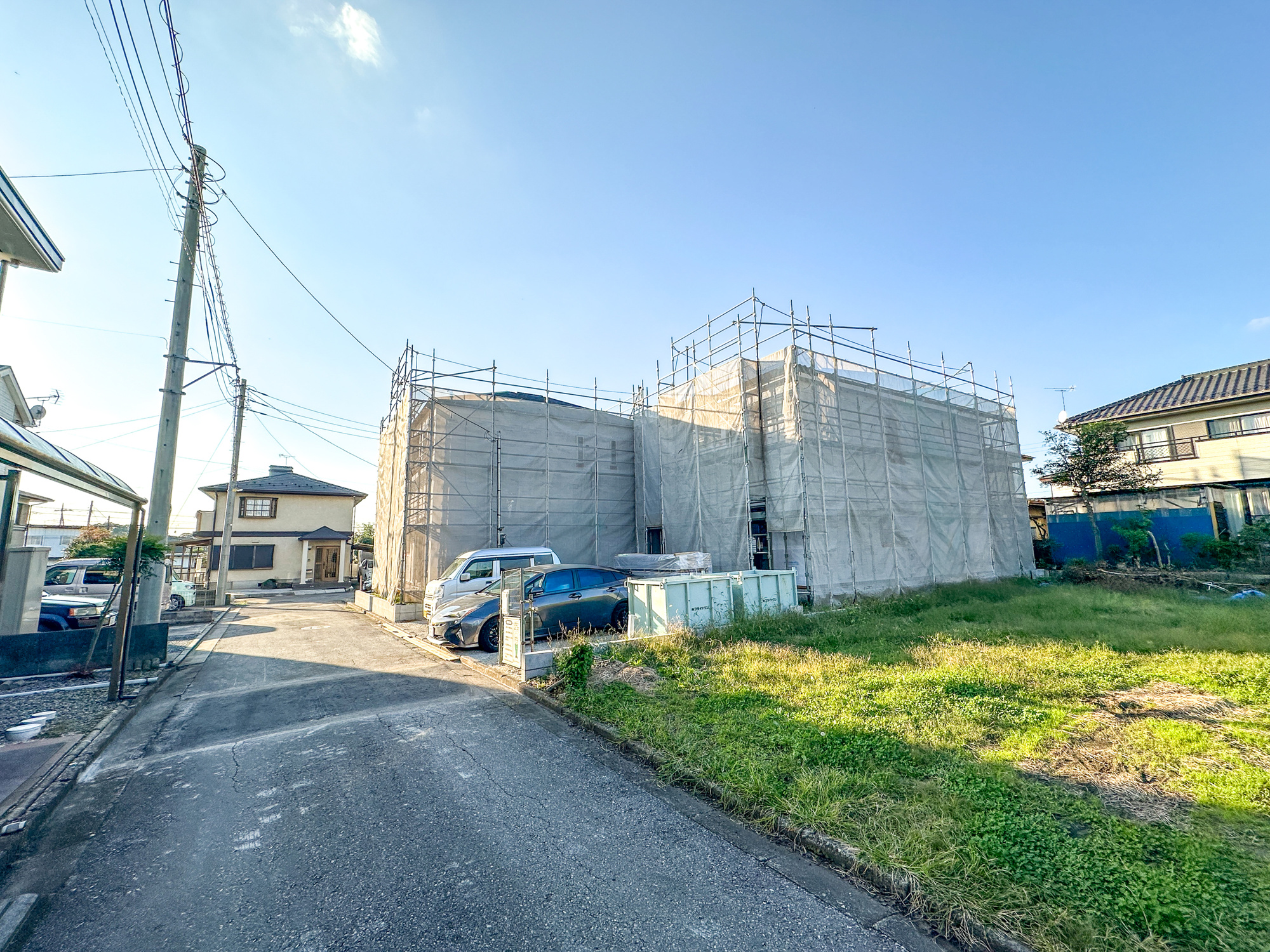 高根沢町宝積寺第１８　新築住宅全３棟の前面道路含む現地写真|低層の一戸建てを中心とした街並みが整然と続き、周辺は高い建物が建っていないので、採光や開放性に恵まれ、空が広く緑の多い閑静な趣を感じる環境です。