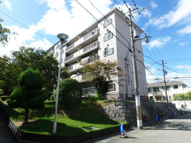 逆瀬川ハイツ一号棟の外観