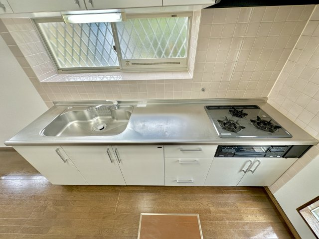 玉村町五料　中古住宅のキッチン|夫婦2人でお料理できるスペースのあるキッチンサイズ♪