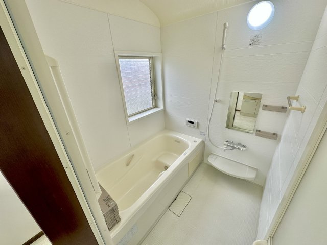 玉村町五料　中古住宅の浴室|窓付きで換気できて程よい明かりも差し込みます!