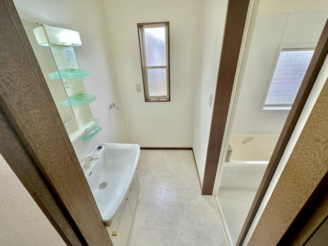 玉村町五料　中古住宅の洗面所|すぐ近くには収納があるのでタオルや下着はそちらへ収納可能です!