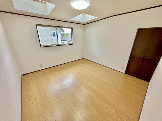 玉村町五料　中古住宅の洋室|トップライト付きで明るい日差しが差し込みます!